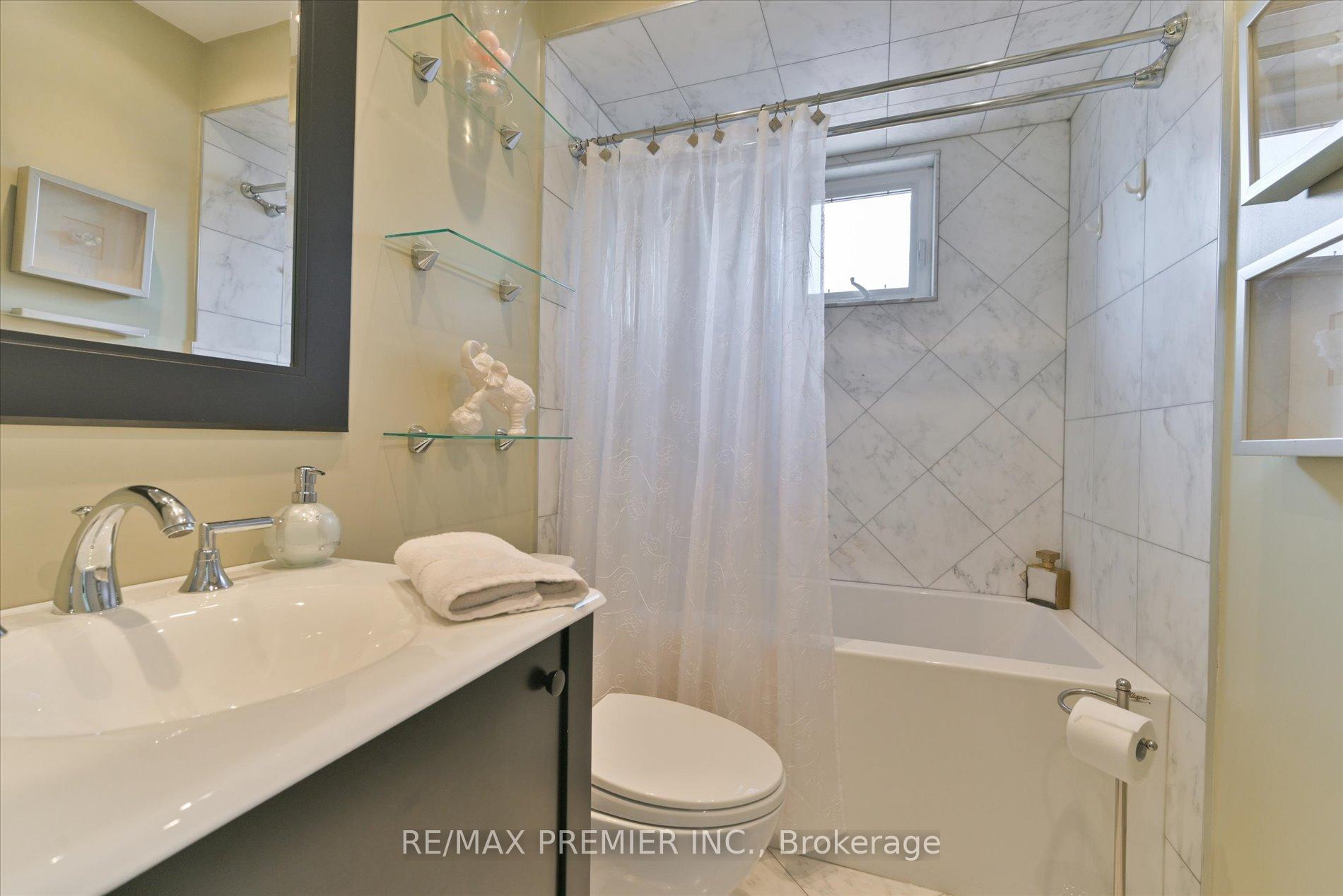 Photo 25 of 111 Coles Avenue, Vaughan, Vaughan Grove — HOMEH