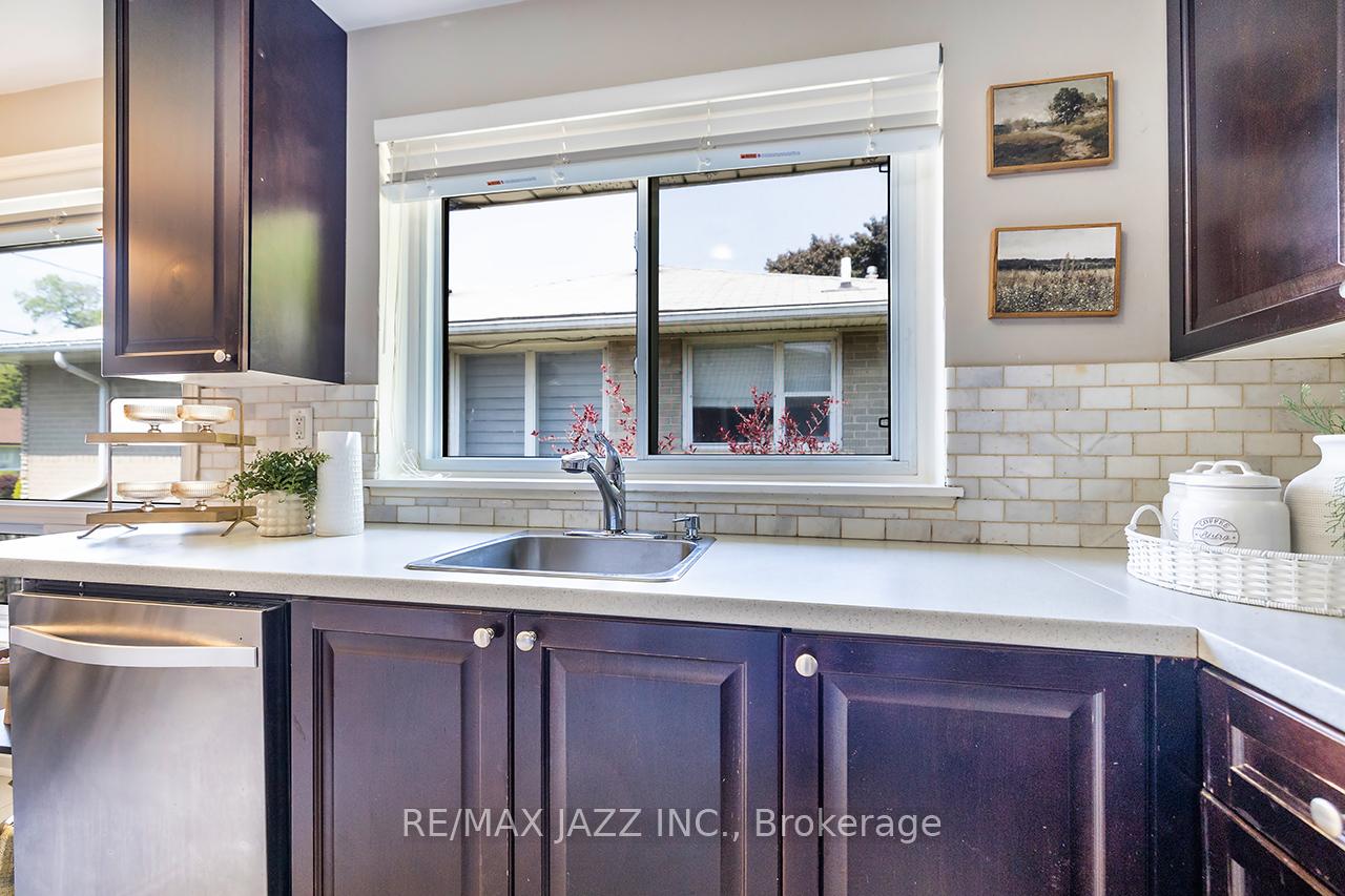 Photo 6 of 145 Lupin Drive, Whitby, Downtown Whitby — HOMEH