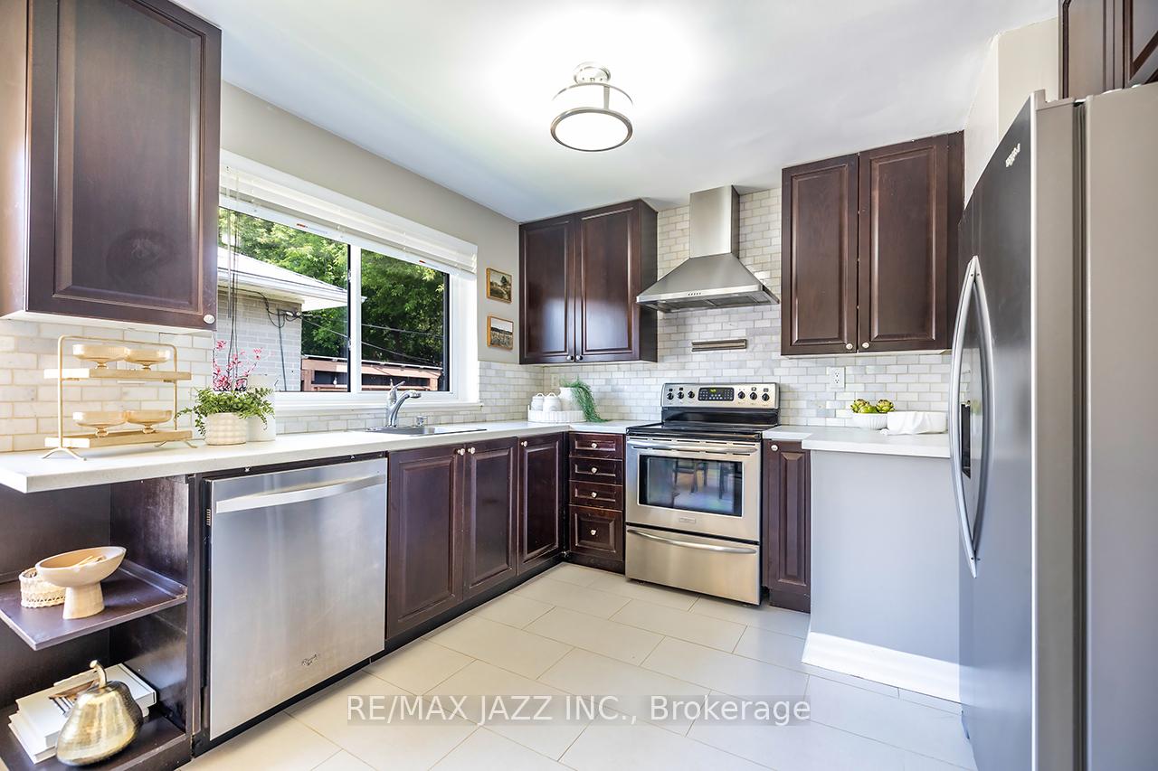 Photo 8 of 145 Lupin Drive, Whitby, Downtown Whitby — HOMEH