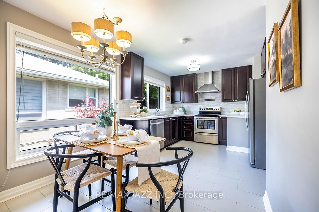 Photo 10 of 145 Lupin Drive, Whitby, Downtown Whitby — HOMEH