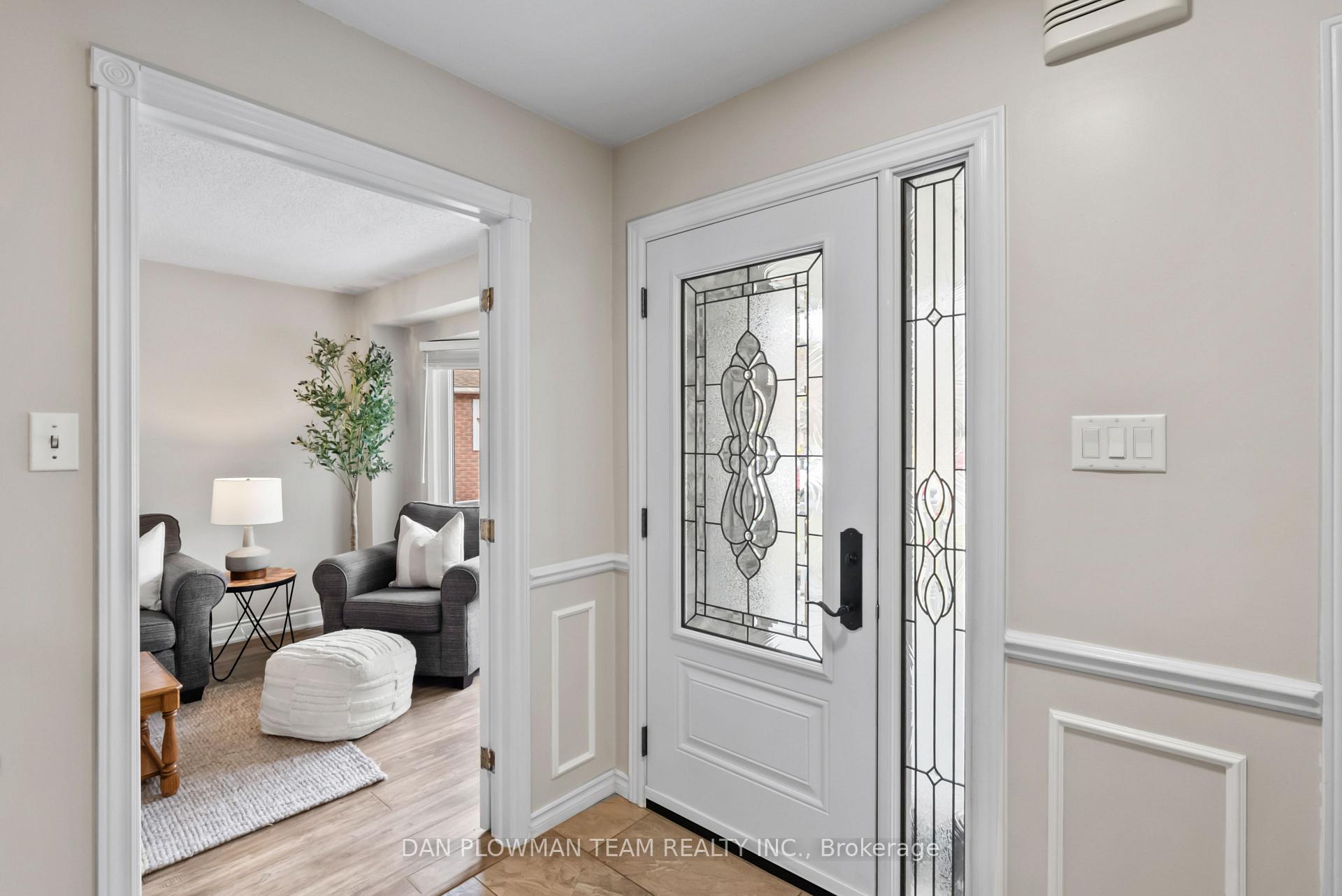 Photo 3 of 16 Greenview Court, Whitby, Blue Grass Meadows — HOMEH