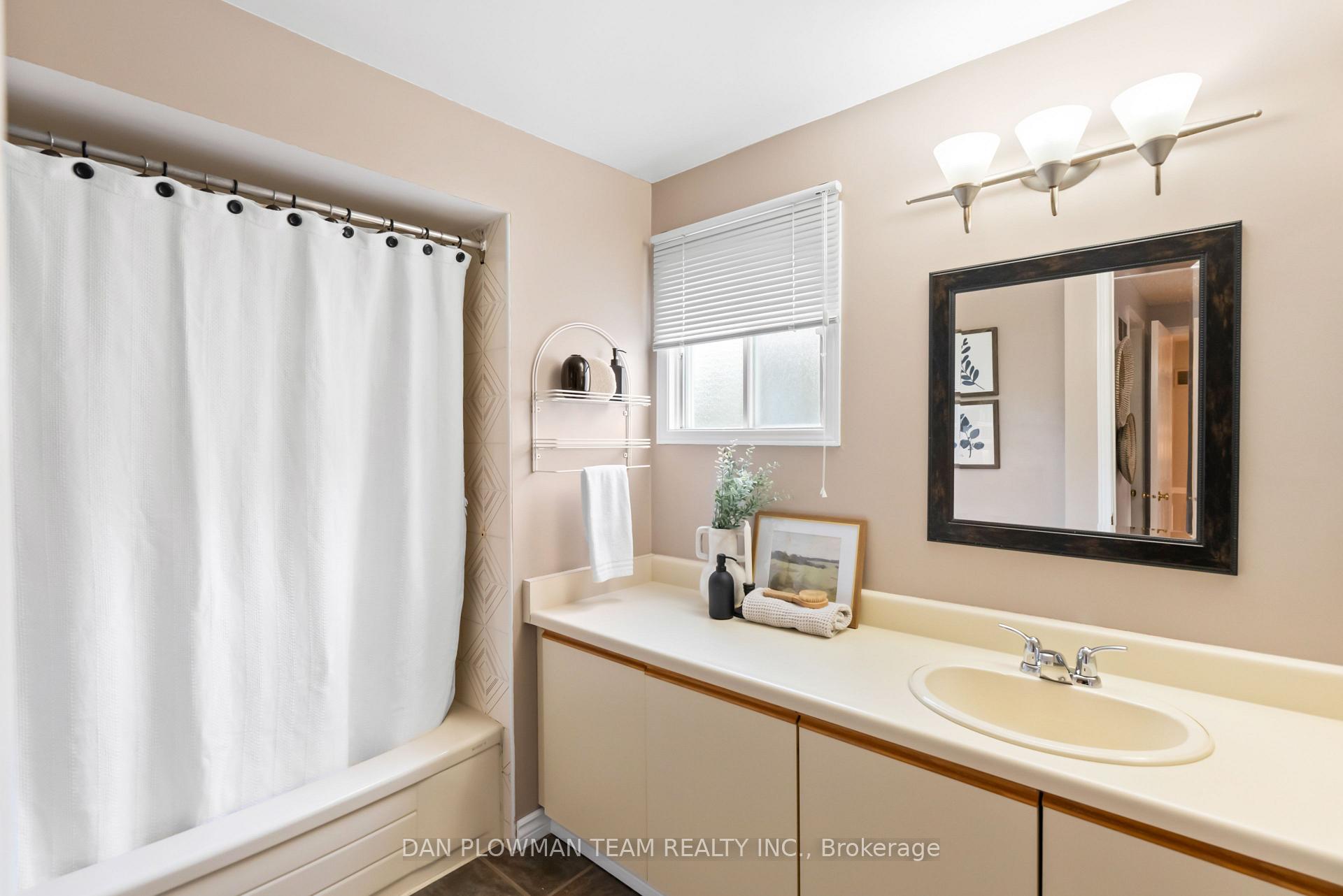 Photo 19 of 16 Greenview Court, Whitby, Blue Grass Meadows — HOMEH