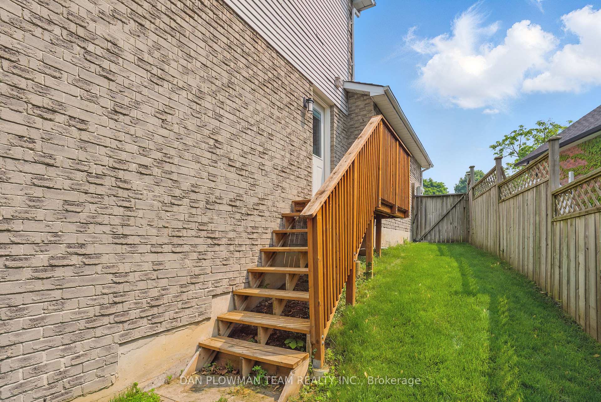 Photo 32 of 16 Greenview Court, Whitby, Blue Grass Meadows — HOMEH