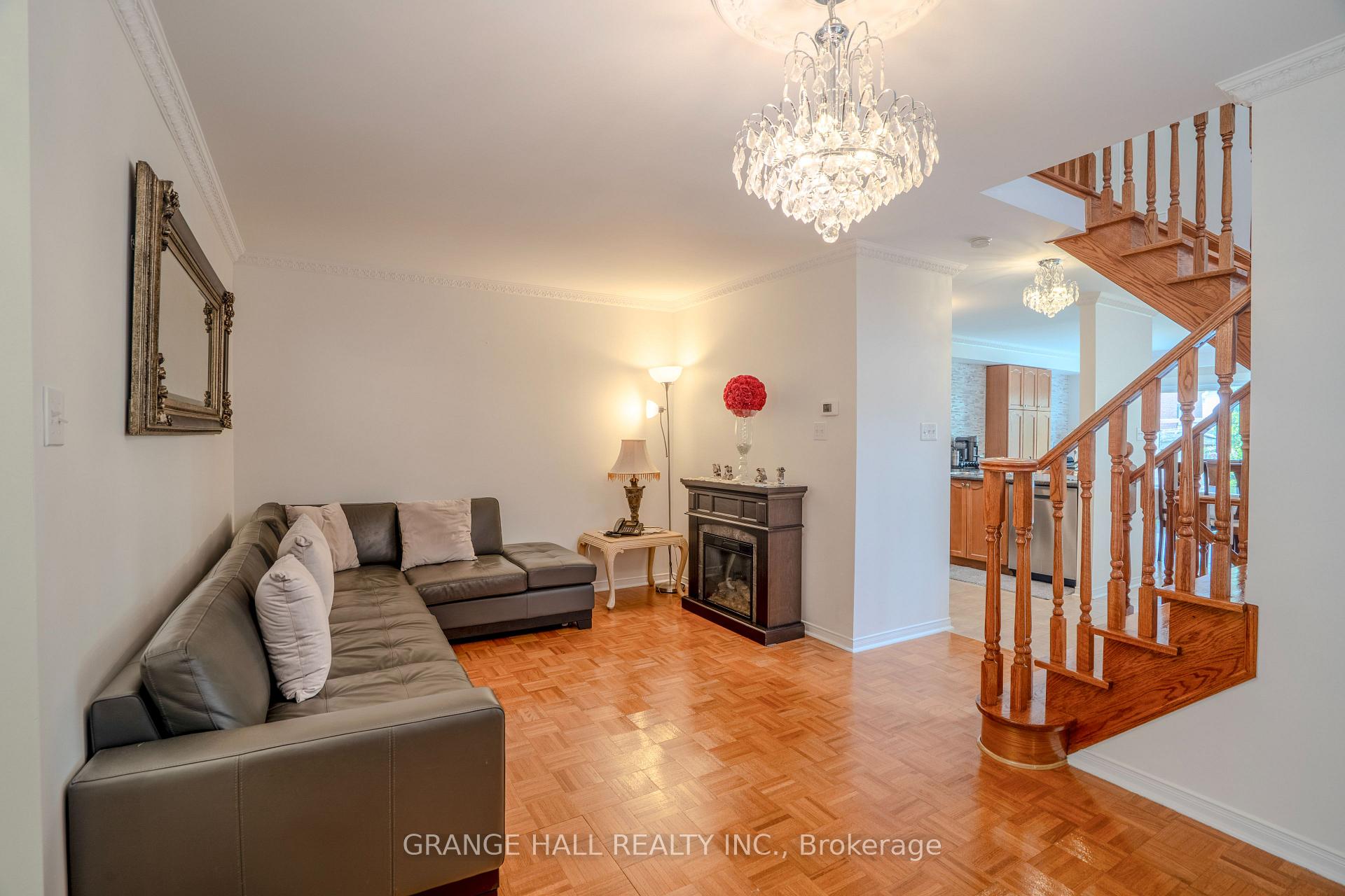 Photo 4 of 102 Venice Gate Drive, Vaughan, Vellore Village — HOMEH