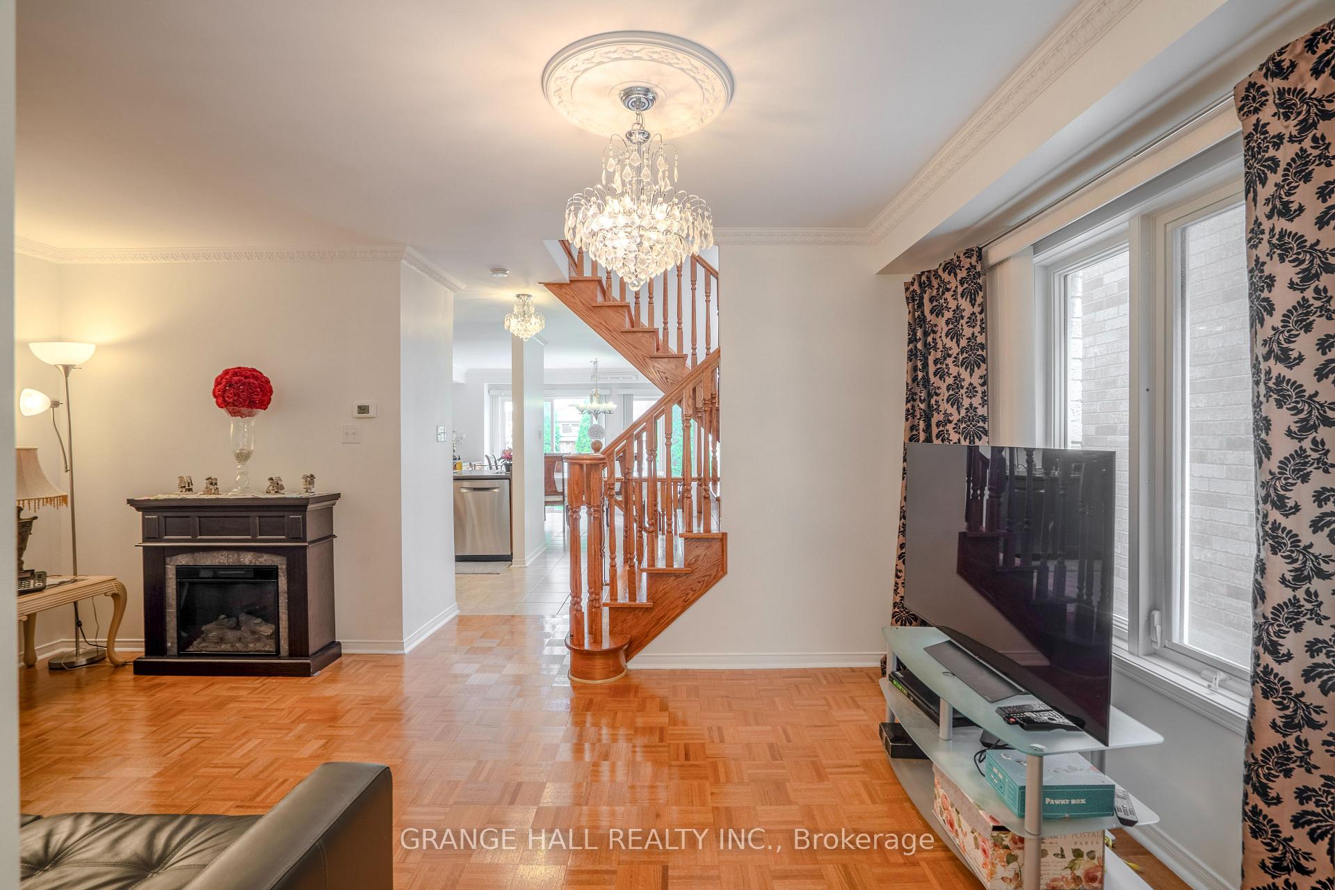 Photo 5 of 102 Venice Gate Drive, Vaughan, Vellore Village — HOMEH