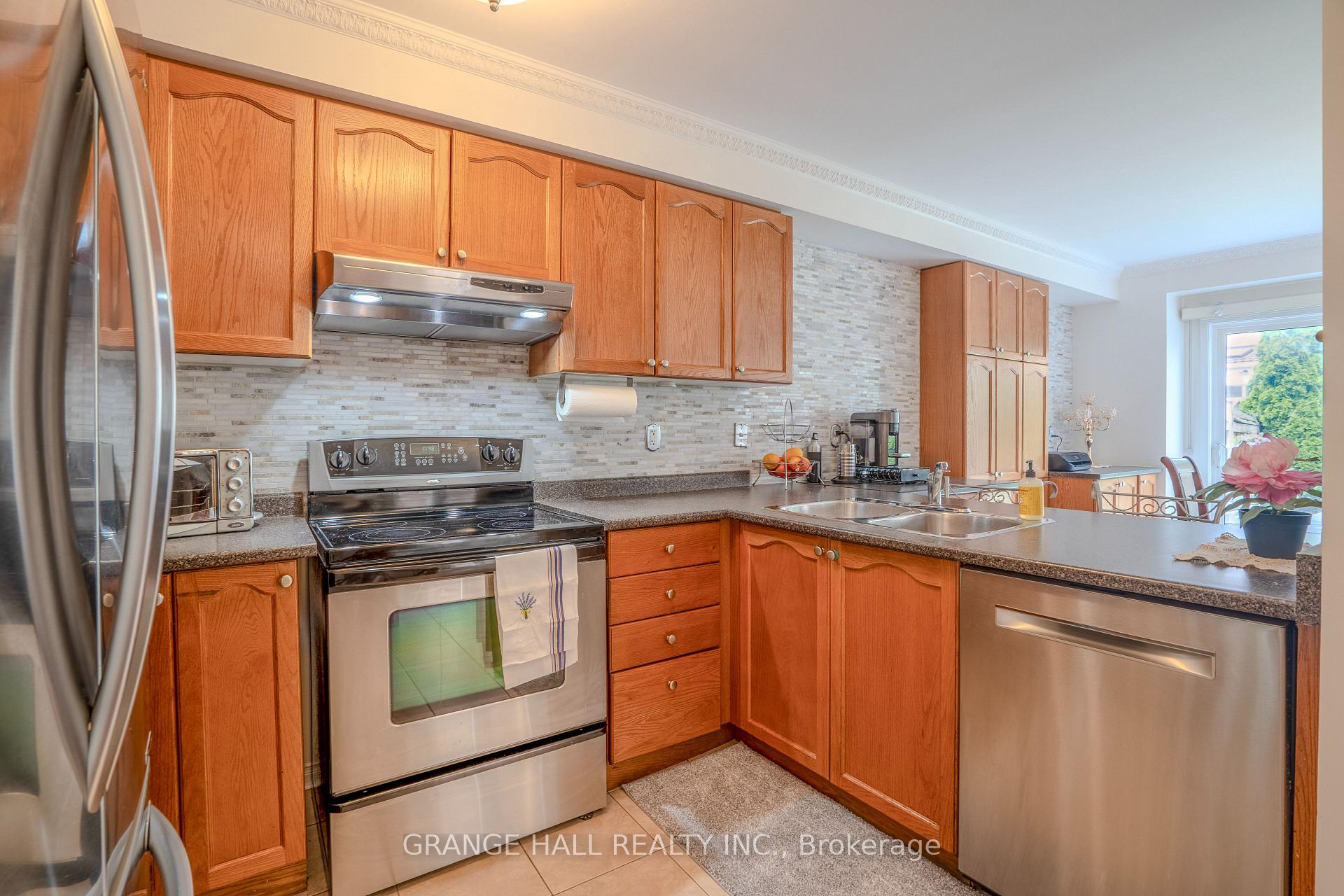 Photo 6 of 102 Venice Gate Drive, Vaughan, Vellore Village — HOMEH