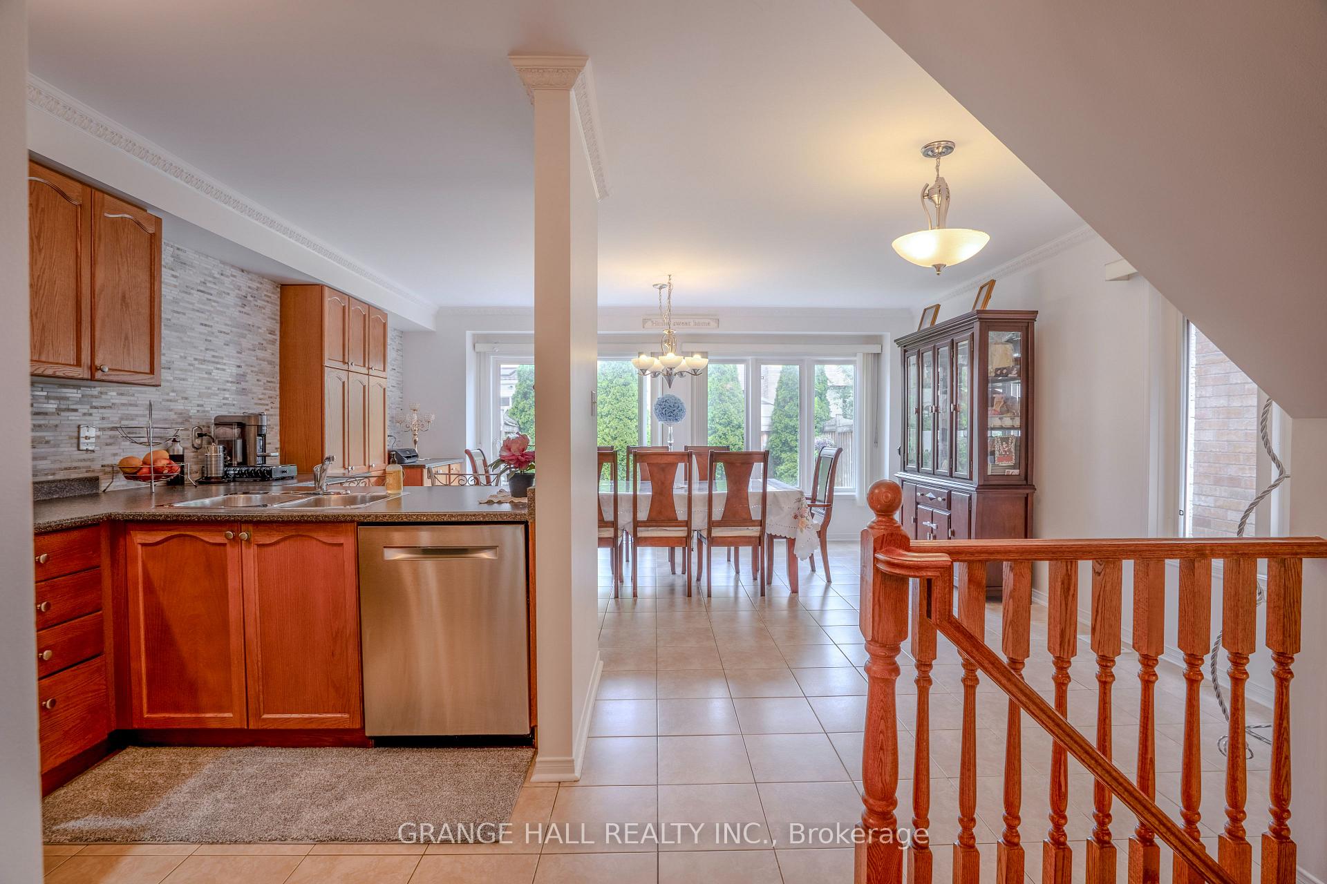 Photo 10 of 102 Venice Gate Drive, Vaughan, Vellore Village — HOMEH