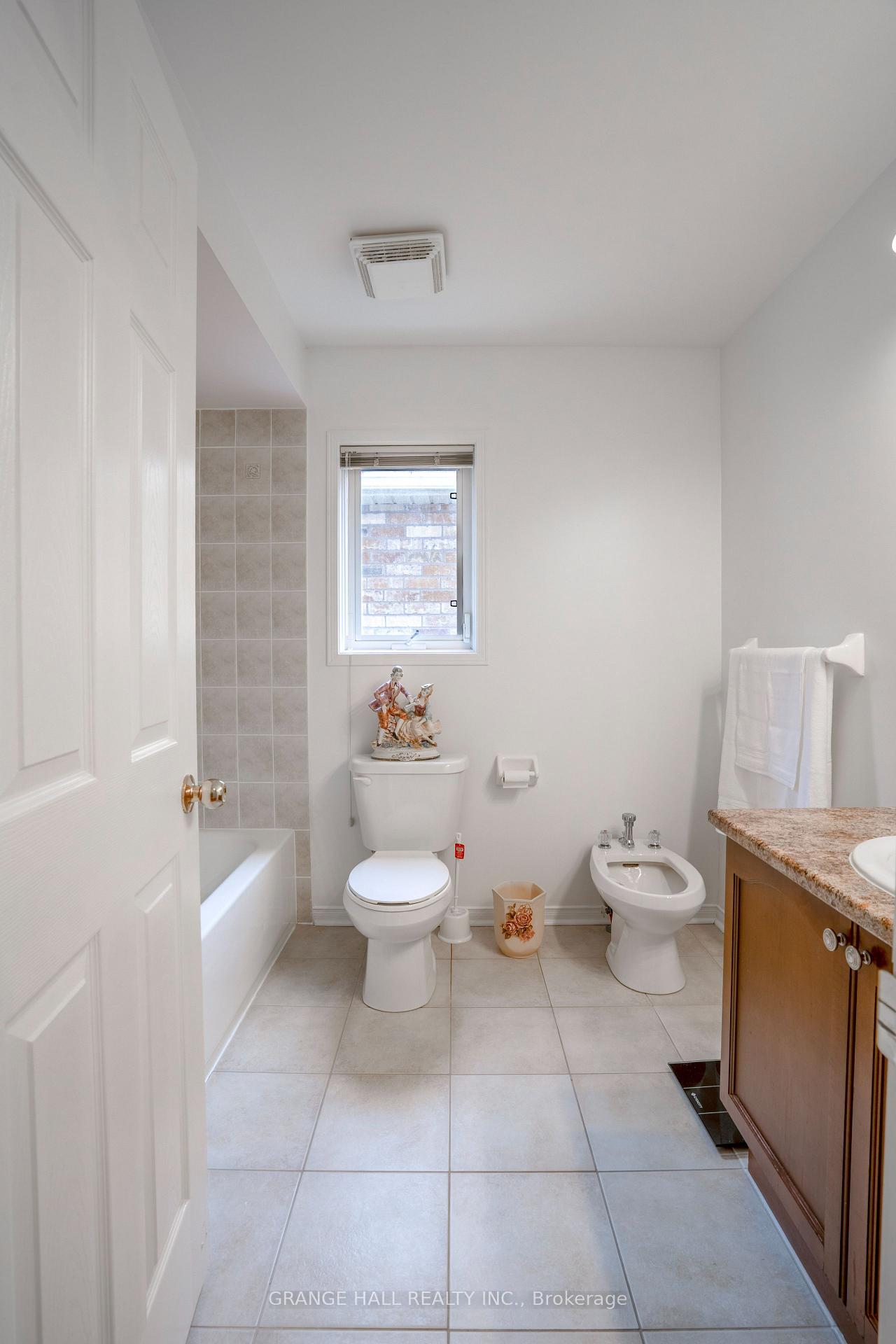 Photo 15 of 102 Venice Gate Drive, Vaughan, Vellore Village — HOMEH