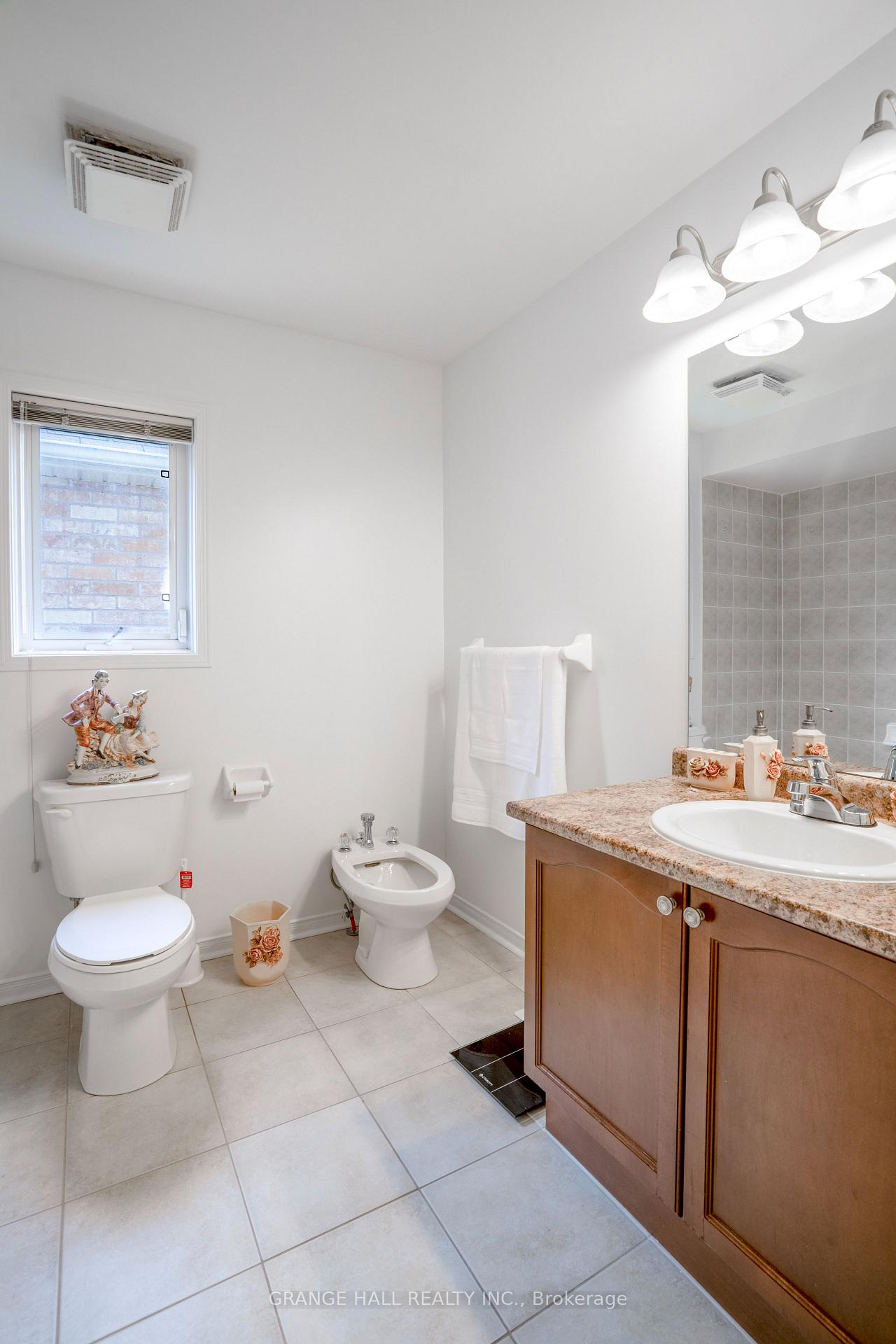 Photo 16 of 102 Venice Gate Drive, Vaughan, Vellore Village — HOMEH