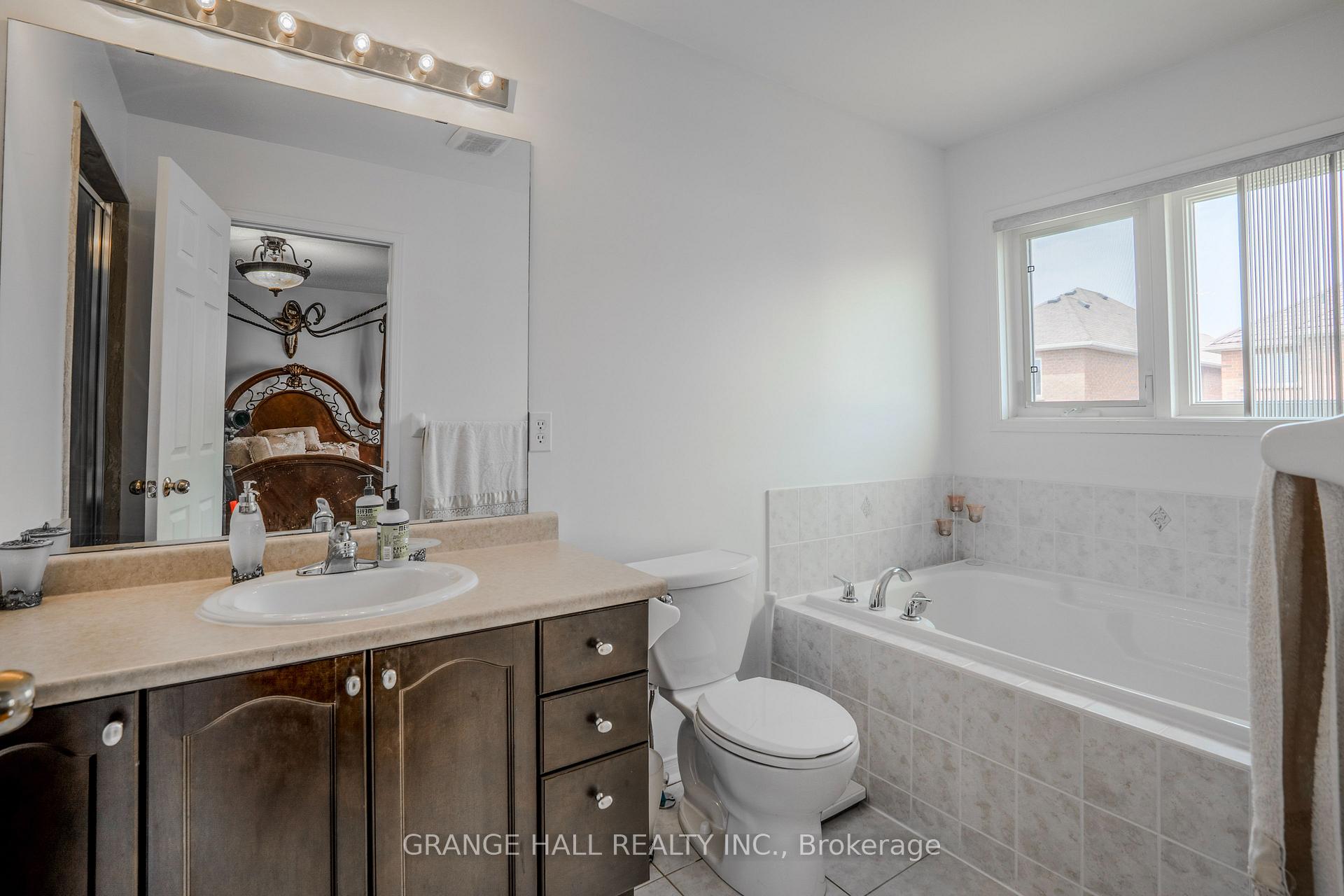 Photo 19 of 102 Venice Gate Drive, Vaughan, Vellore Village — HOMEH