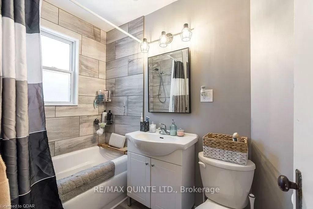 Photo 3 of 17 Wellington Crescent, Belleville, Belleville Ward — HOMEH