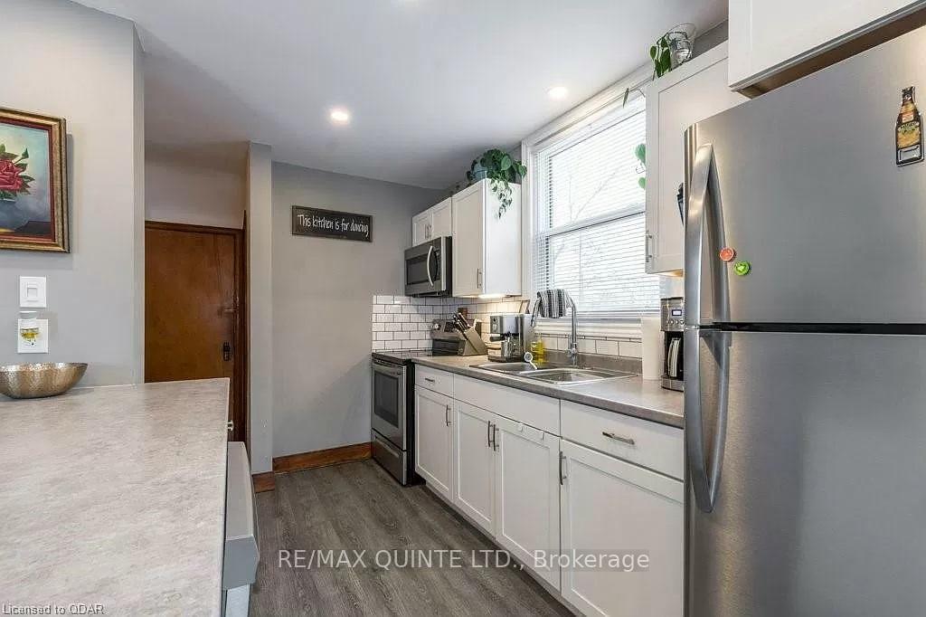 Photo 2 of 17 Wellington Crescent, Belleville, Belleville Ward — HOMEH