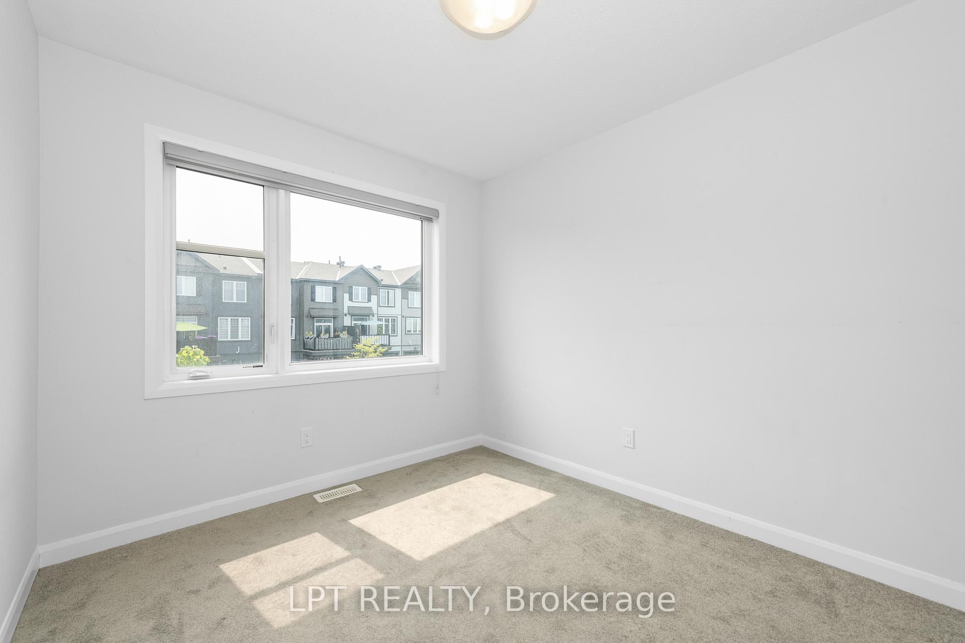 Photo 12 of 105 Teelin Circle, Ottawa, Barrhaven - Half Moon Bay — HOMEH