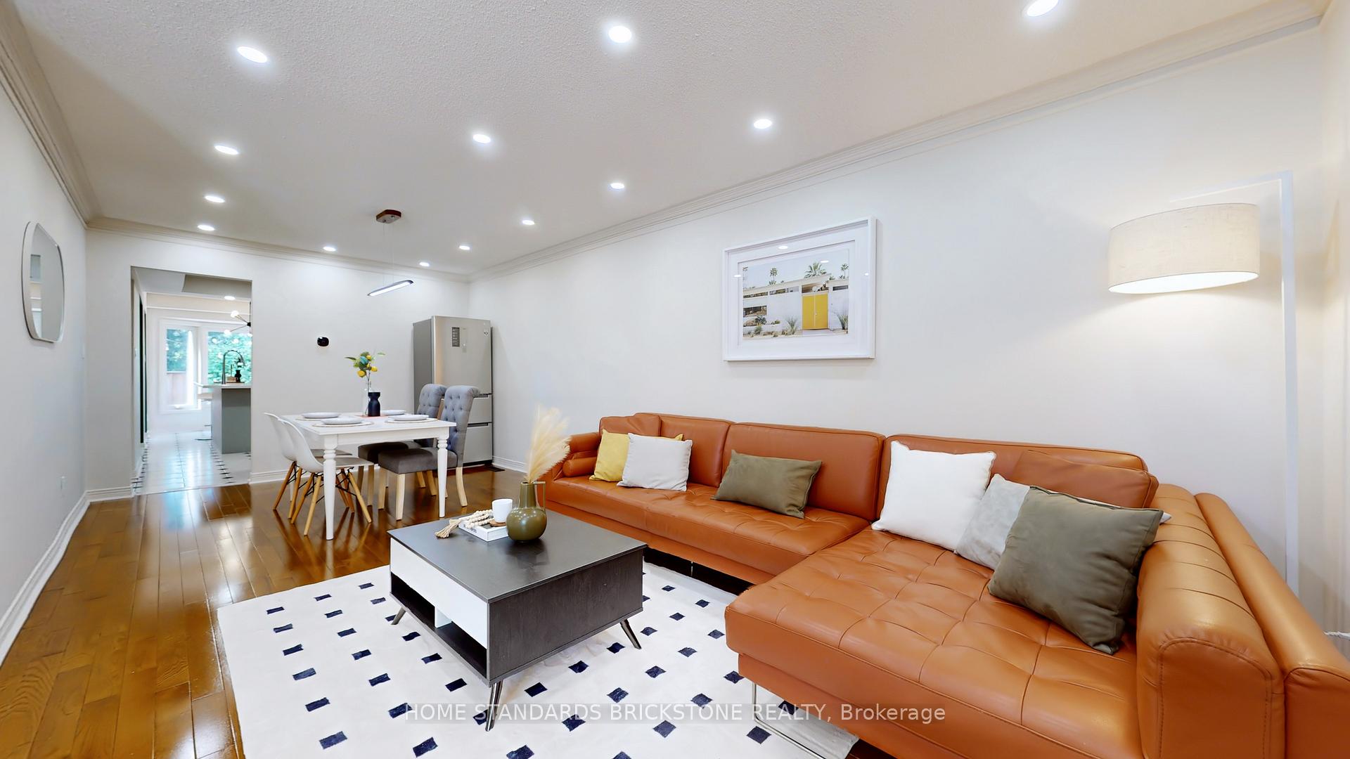Photo 3 of 20 Brownstone Circle, Vaughan, Crestwood-Springfarm-Yorkhill — HOMEH