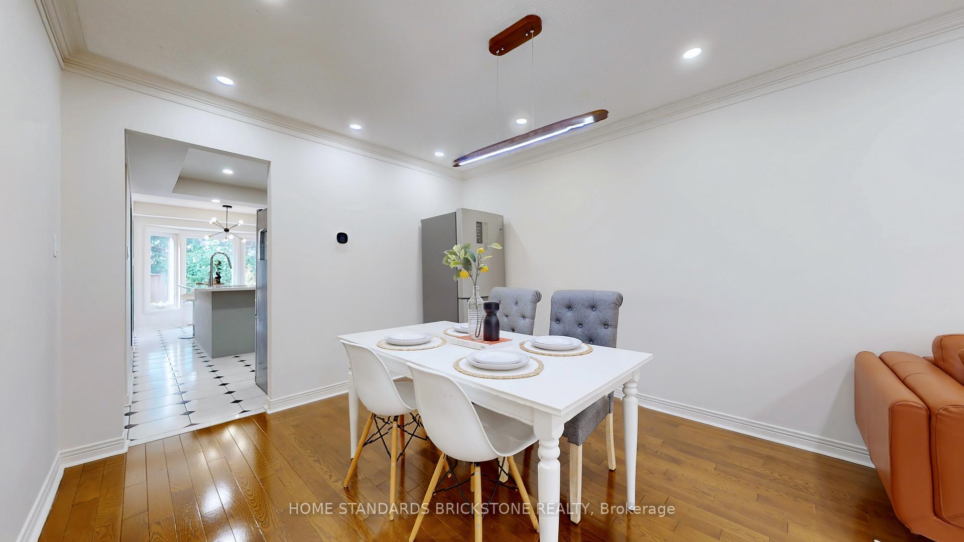 Photo 4 of 20 Brownstone Circle, Vaughan, Crestwood-Springfarm-Yorkhill — HOMEH
