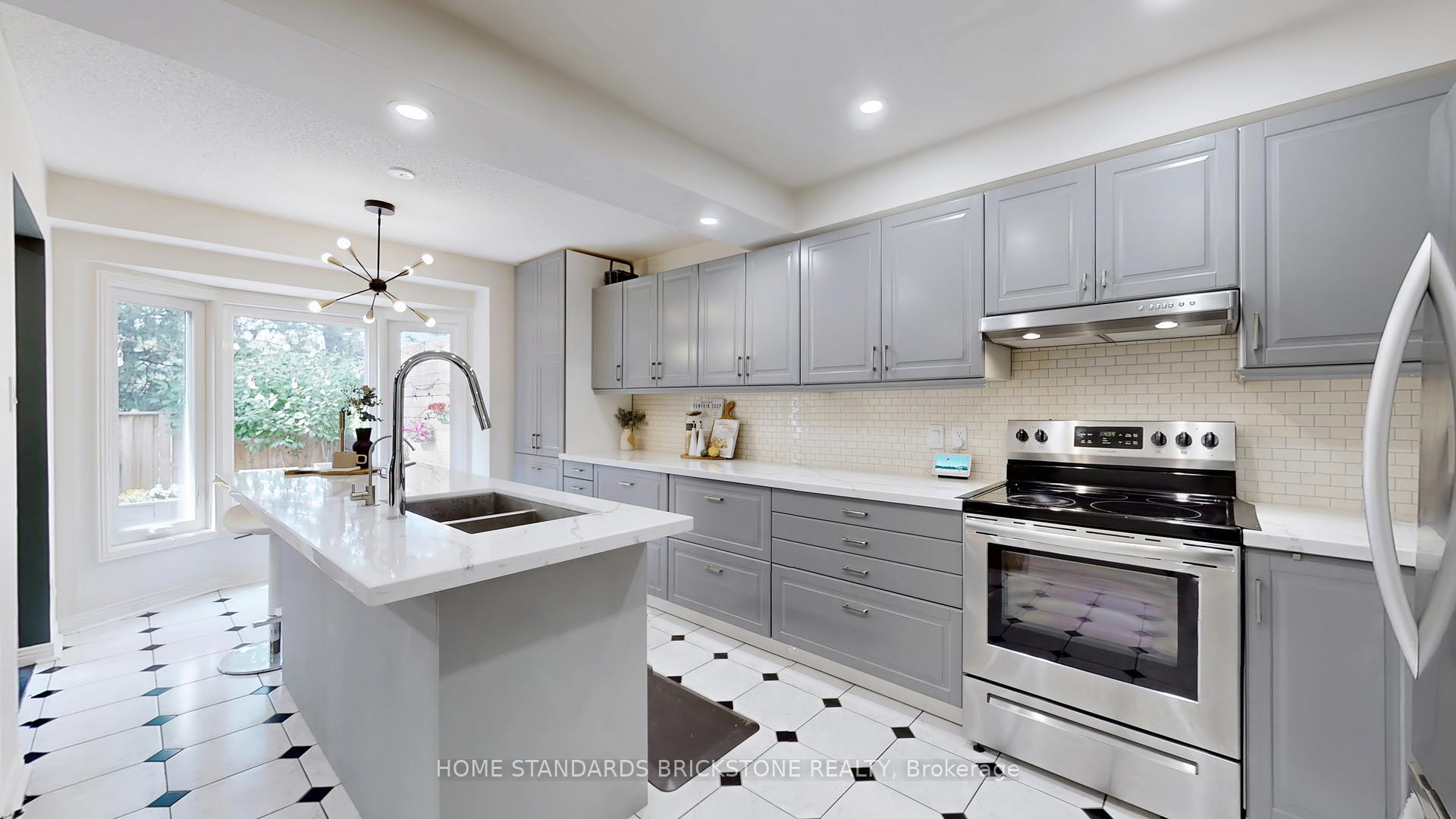 Photo 6 of 20 Brownstone Circle, Vaughan, Crestwood-Springfarm-Yorkhill — HOMEH