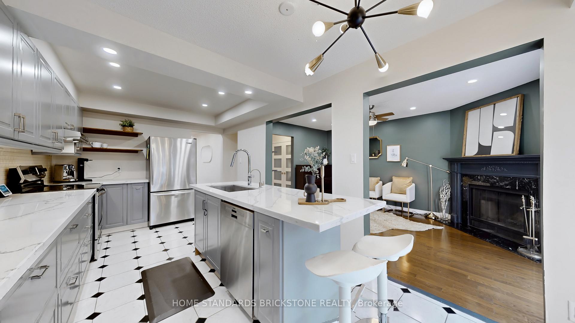 Photo 7 of 20 Brownstone Circle, Vaughan, Crestwood-Springfarm-Yorkhill — HOMEH