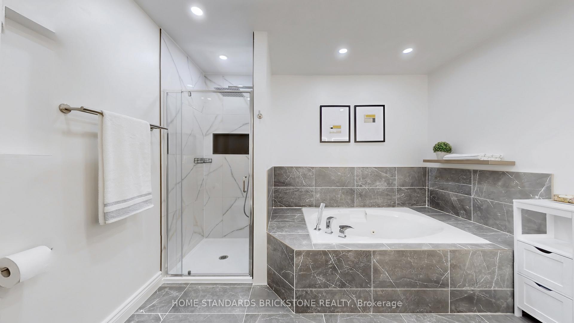Photo 16 of 20 Brownstone Circle, Vaughan, Crestwood-Springfarm-Yorkhill — HOMEH