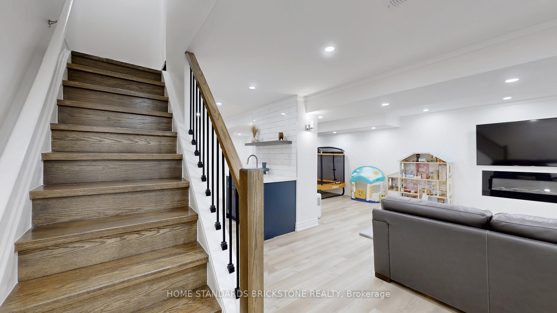 Photo 20 of 20 Brownstone Circle, Vaughan, Crestwood-Springfarm-Yorkhill — HOMEH