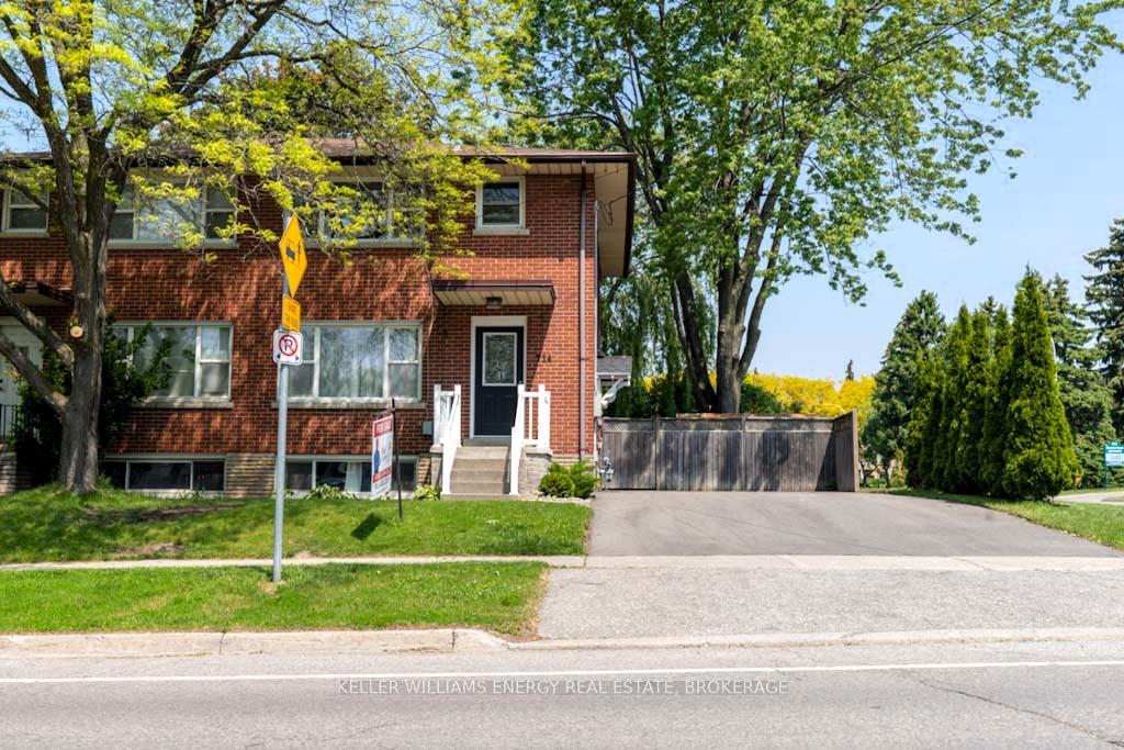 Front of 714 Dunlop Street W