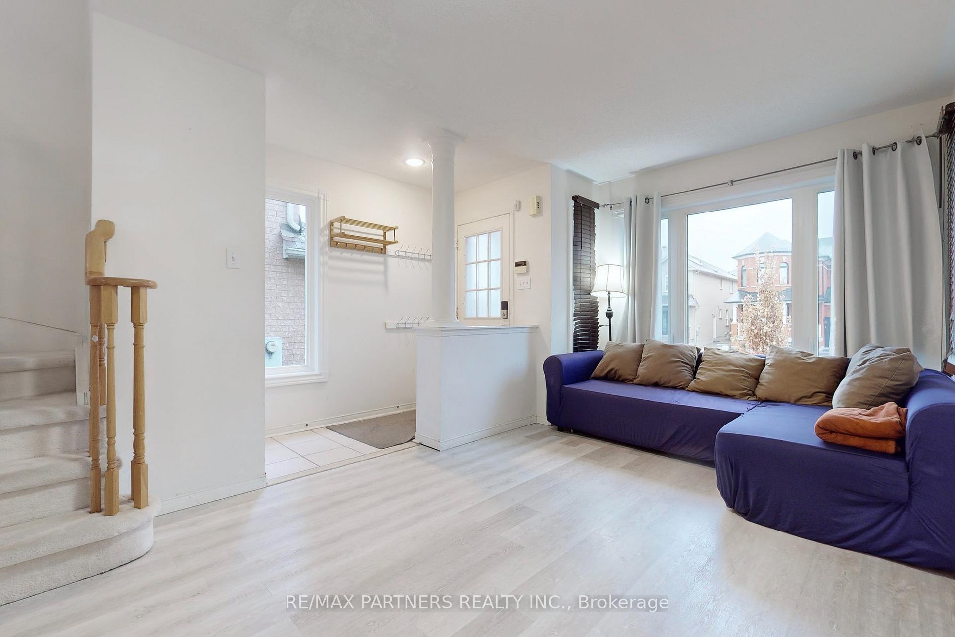Photo 3 of 324 Castlemore Avenue, Markham, Berczy — HOMEH