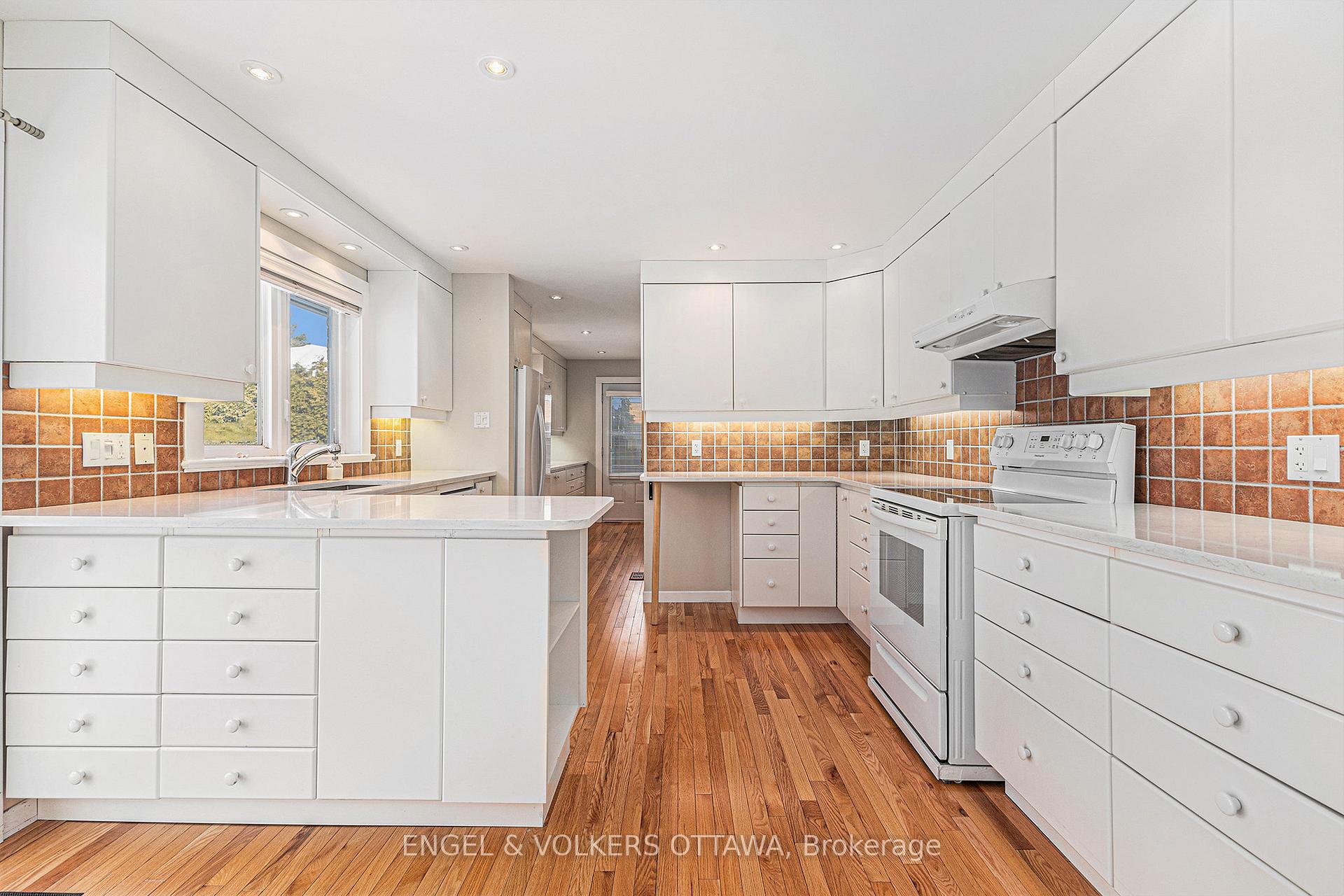 Photo 10 of 1930 Fairmeadow Crescent, Ottawa, Guildwood Estates - Urbandale Acres — HOMEH
