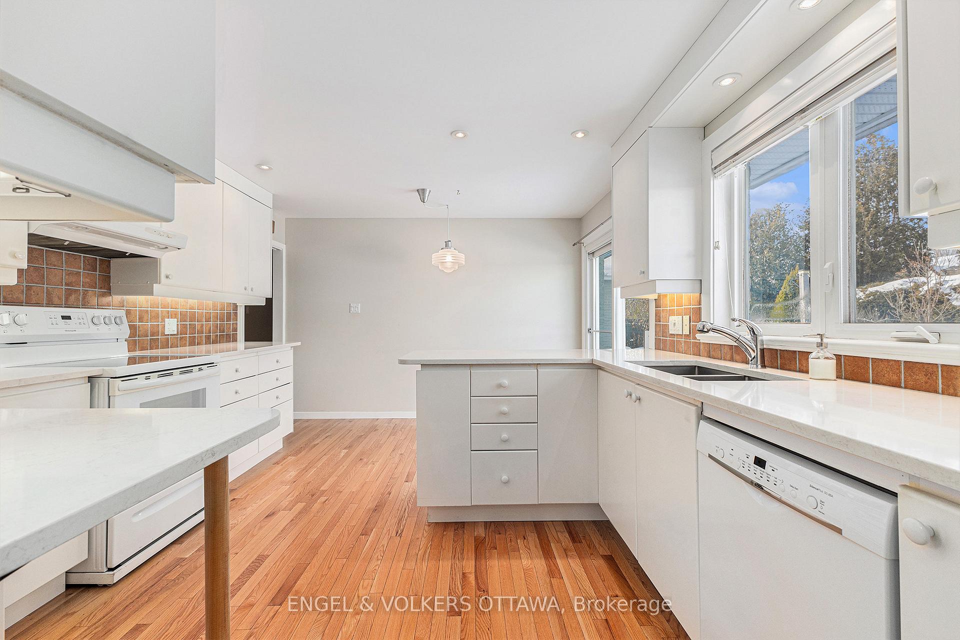 Photo 12 of 1930 Fairmeadow Crescent, Ottawa, Guildwood Estates - Urbandale Acres — HOMEH