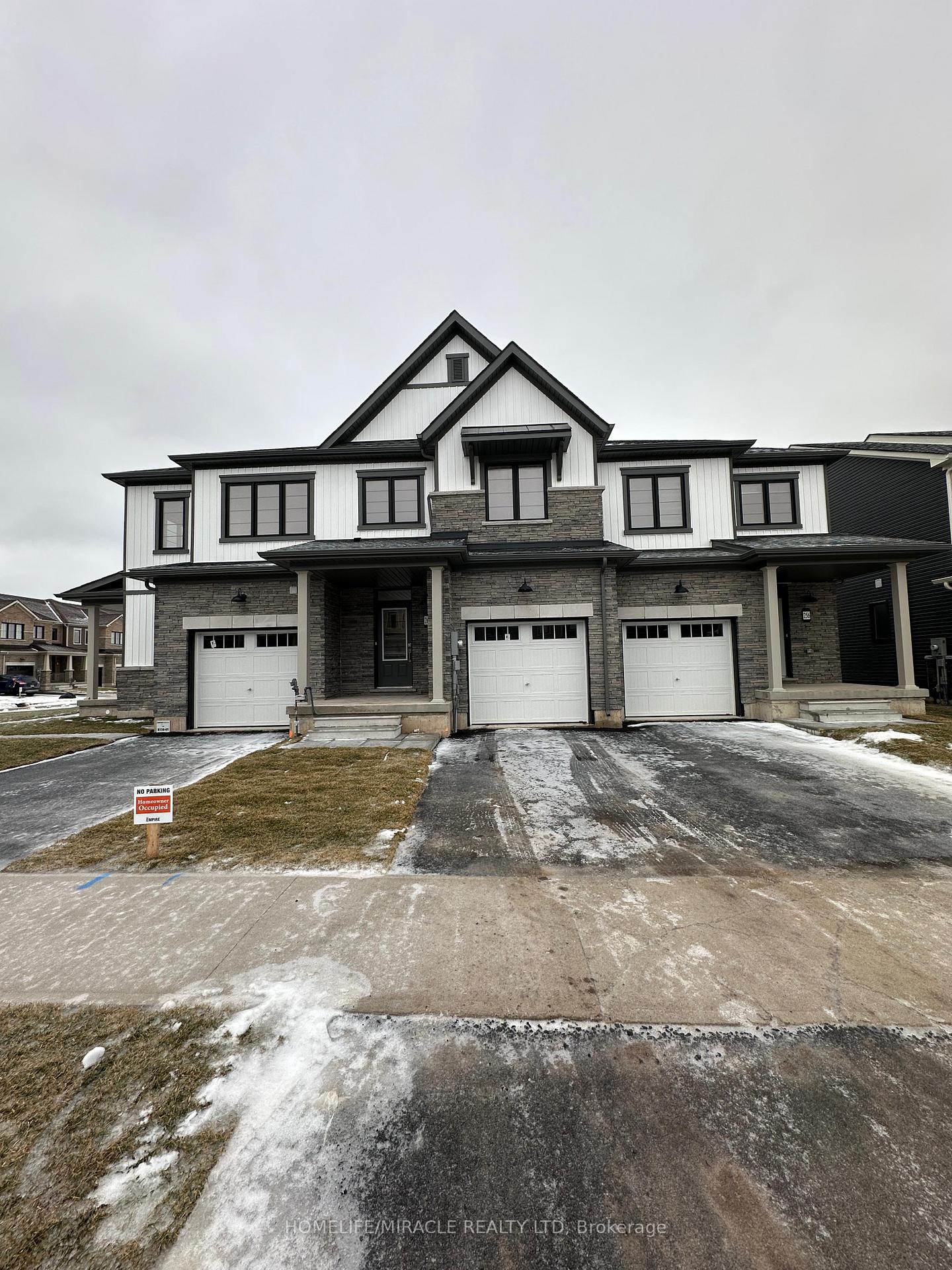 Photo 2 of 262 Port Crescent, Welland, Dain City — HOMEH