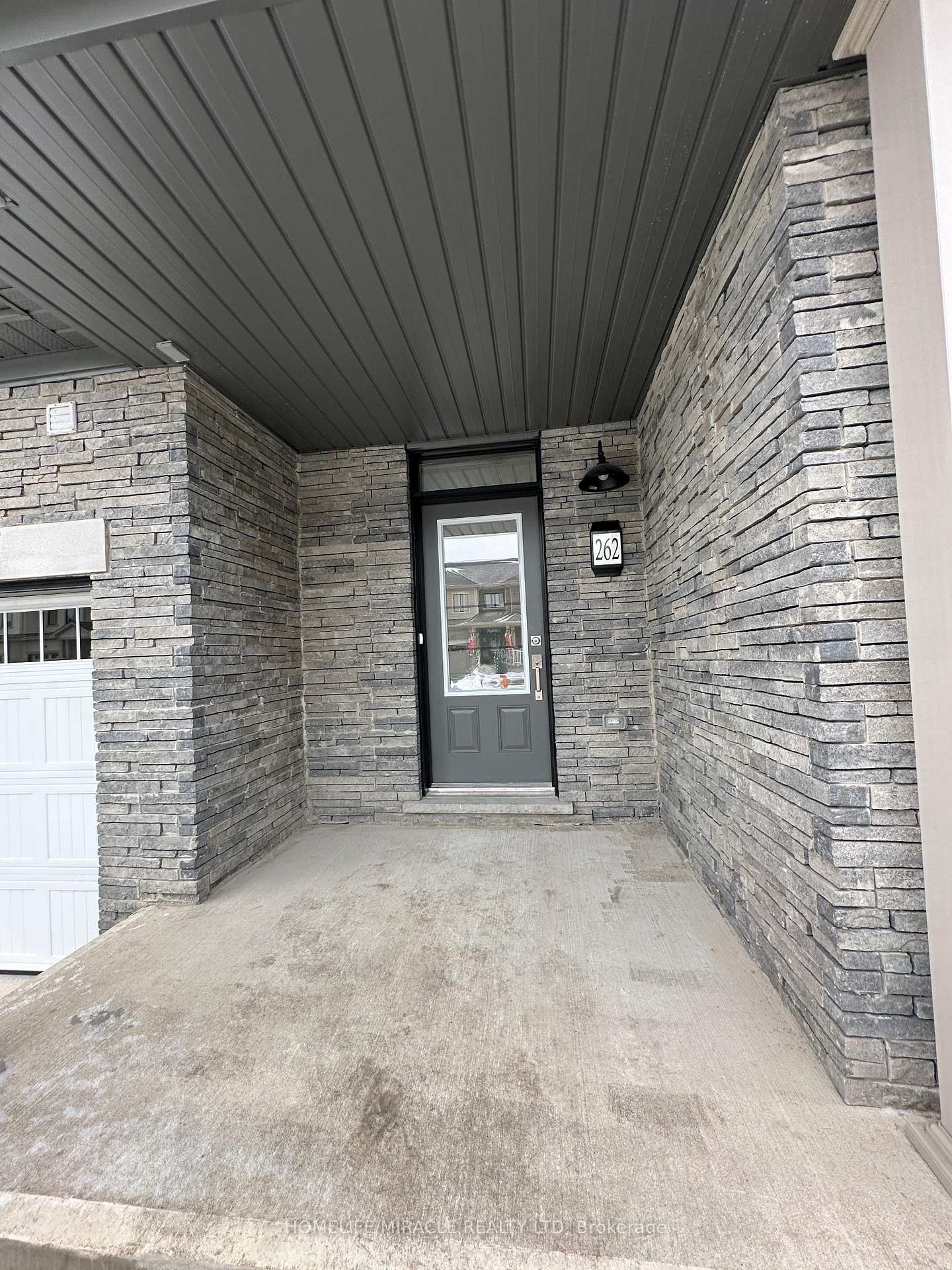 Photo 3 of 262 Port Crescent, Welland, Dain City — HOMEH
