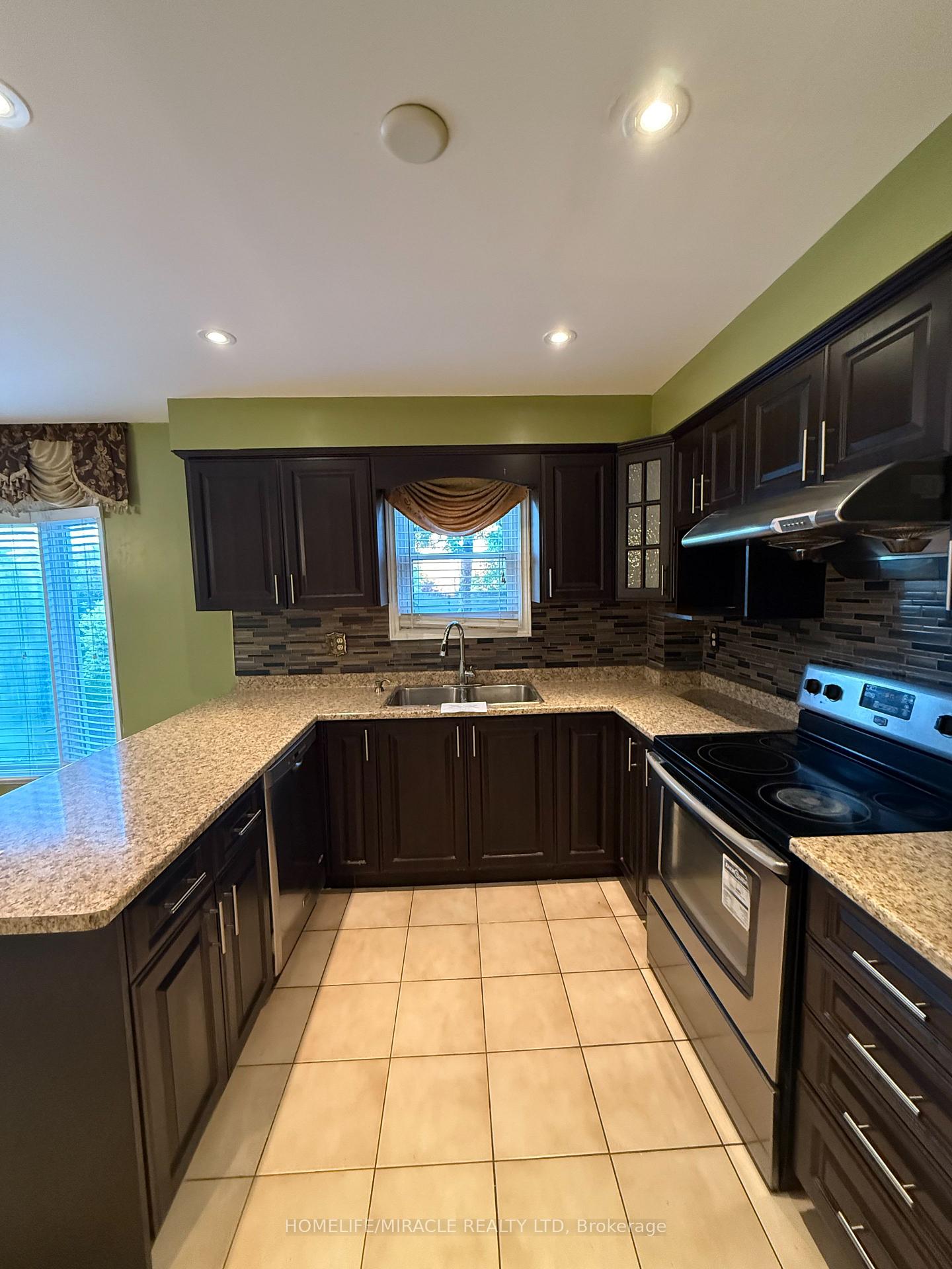 Photo 16 of 15 Brice Street, Vaughan, Maple — HOMEH
