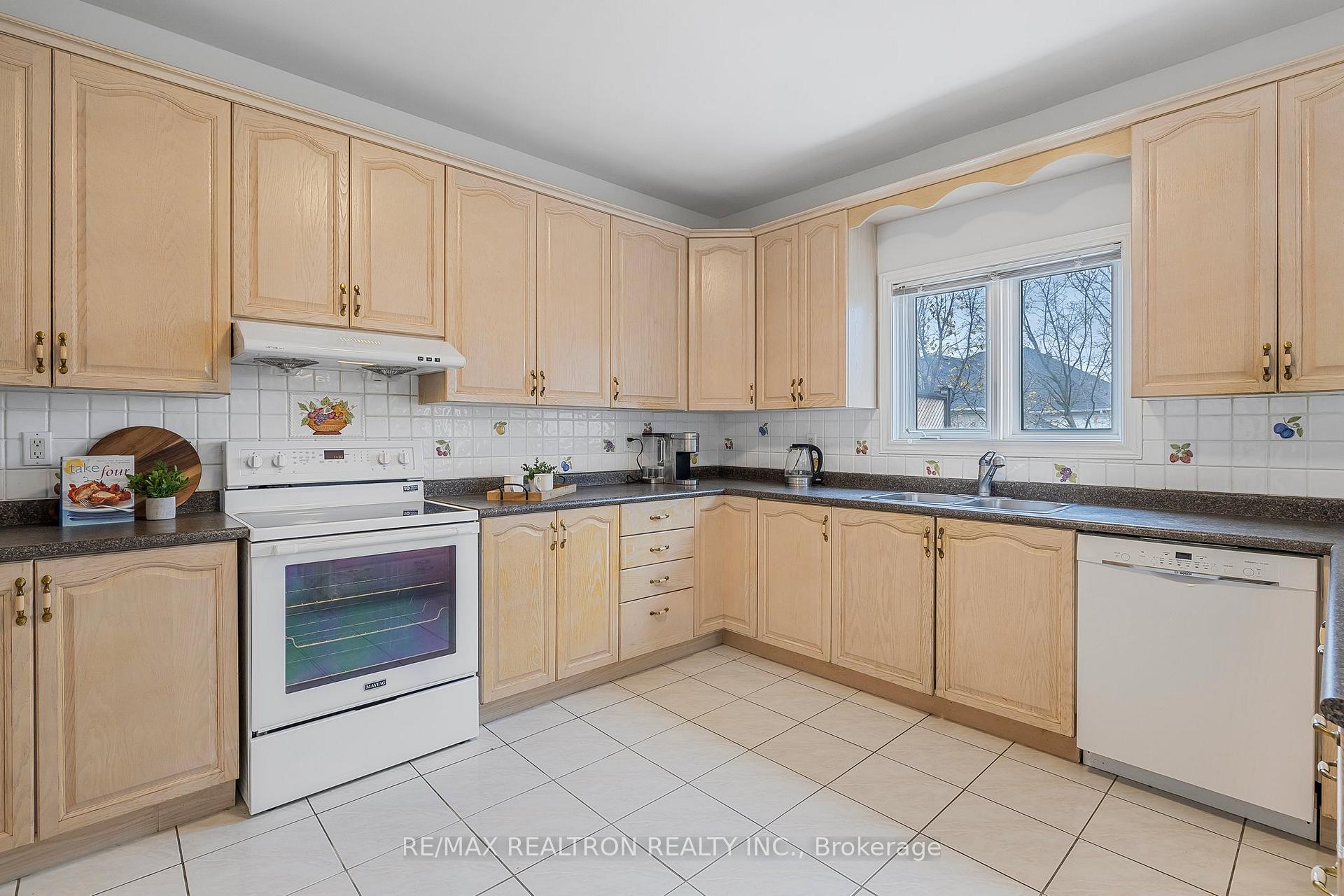 Photo 16 of 83 Emerald Garden Court, Markham, Cachet — HOMEH