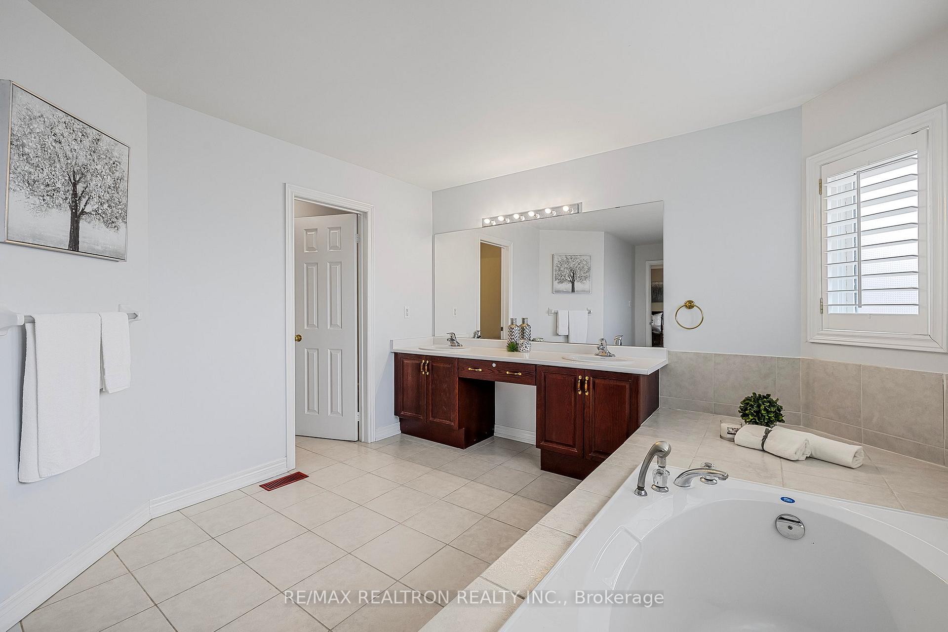 Photo 33 of 83 Emerald Garden Court, Markham, Cachet — HOMEH