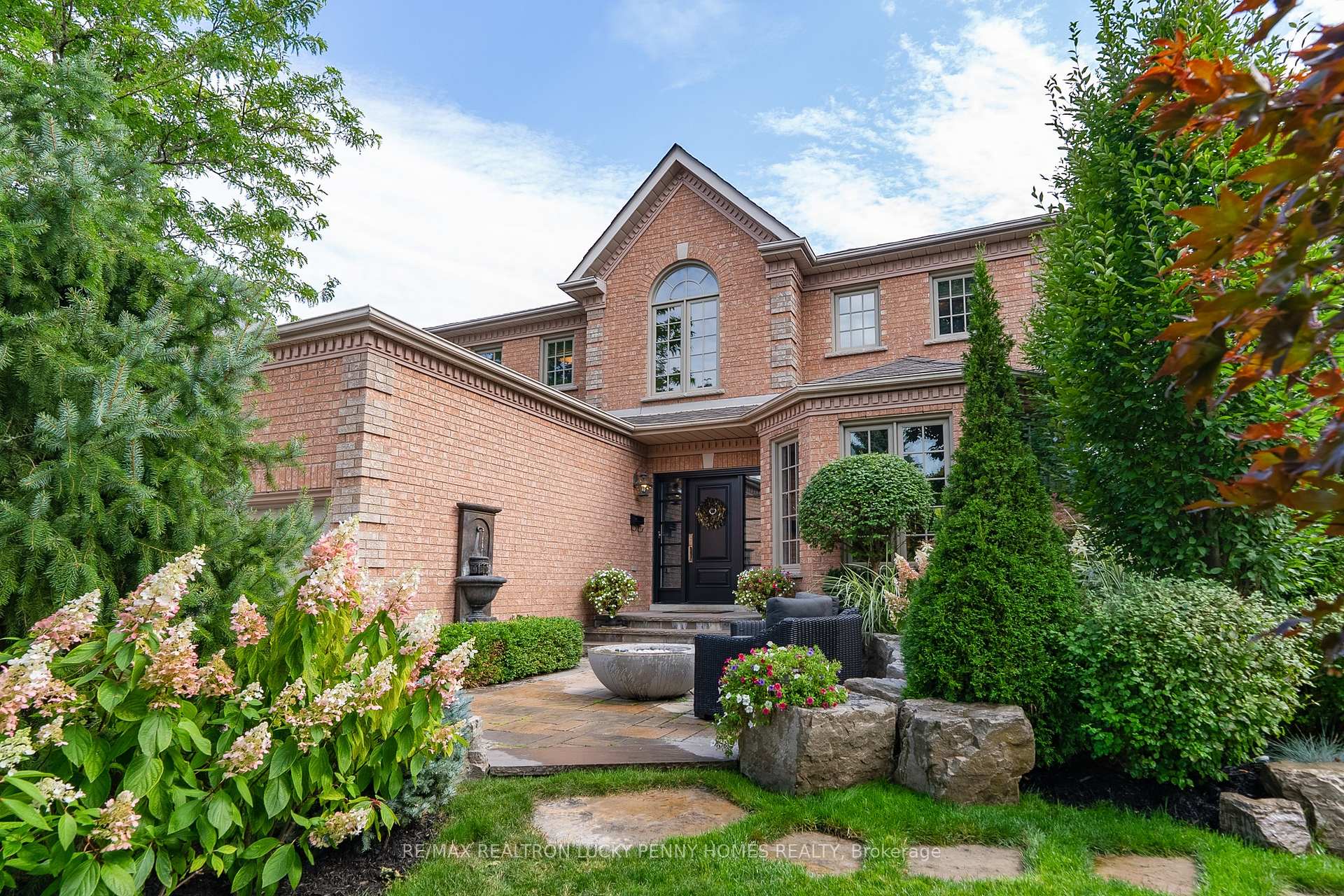 Photo 2 of 74 Braeside Square, Markham, Unionville — HOMEH