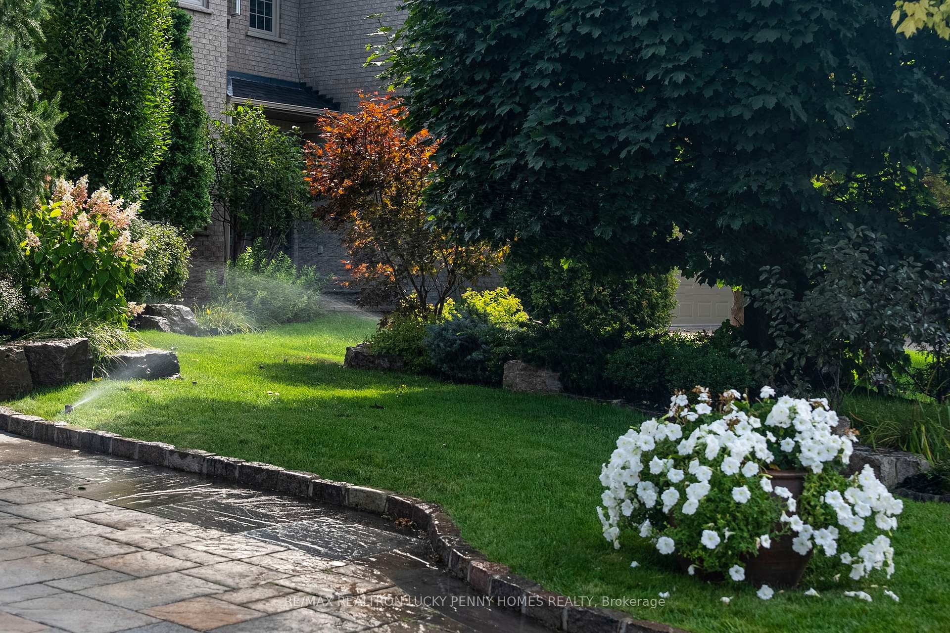 Photo 3 of 74 Braeside Square, Markham, Unionville — HOMEH