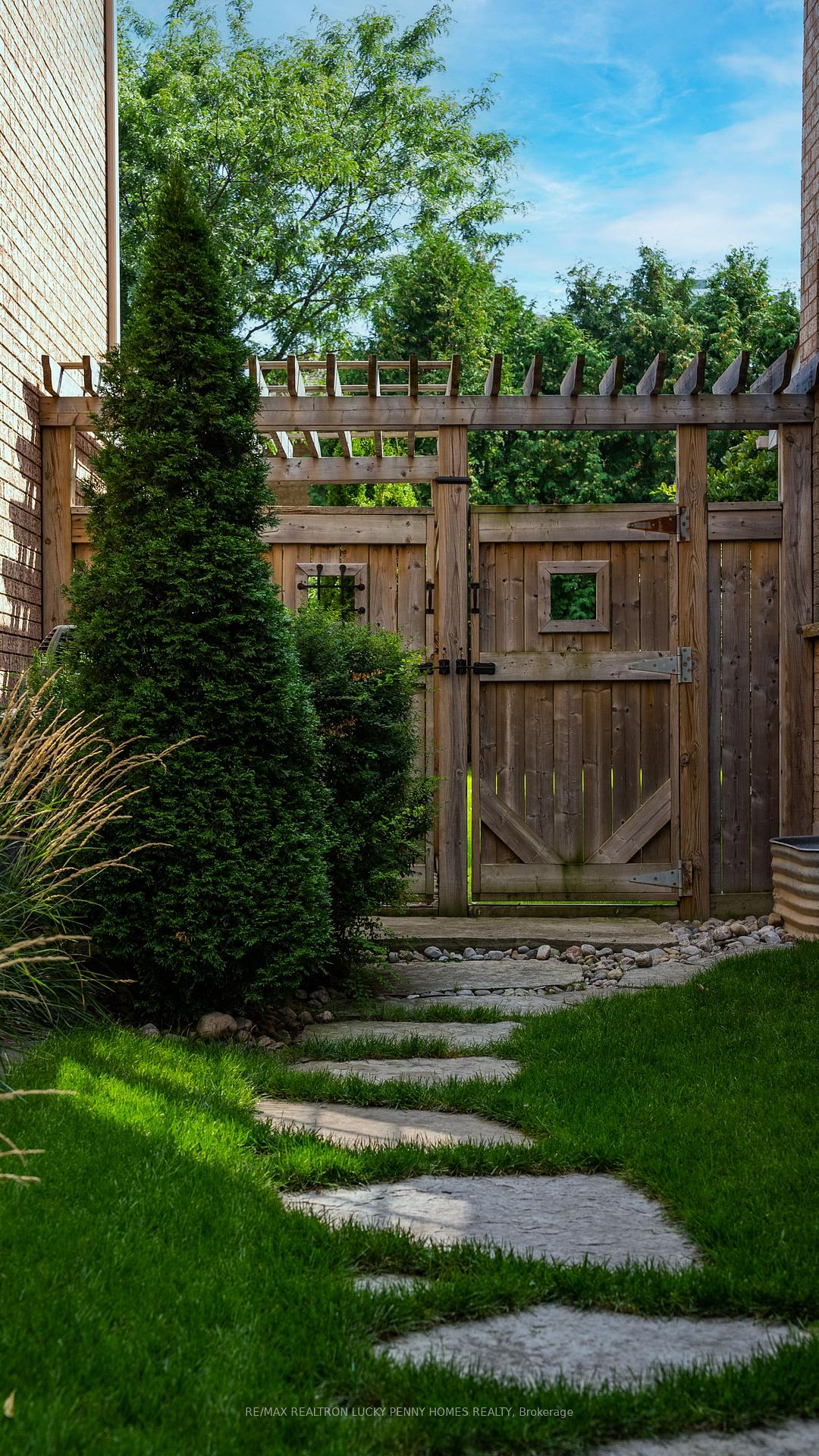 Photo 5 of 74 Braeside Square, Markham, Unionville — HOMEH