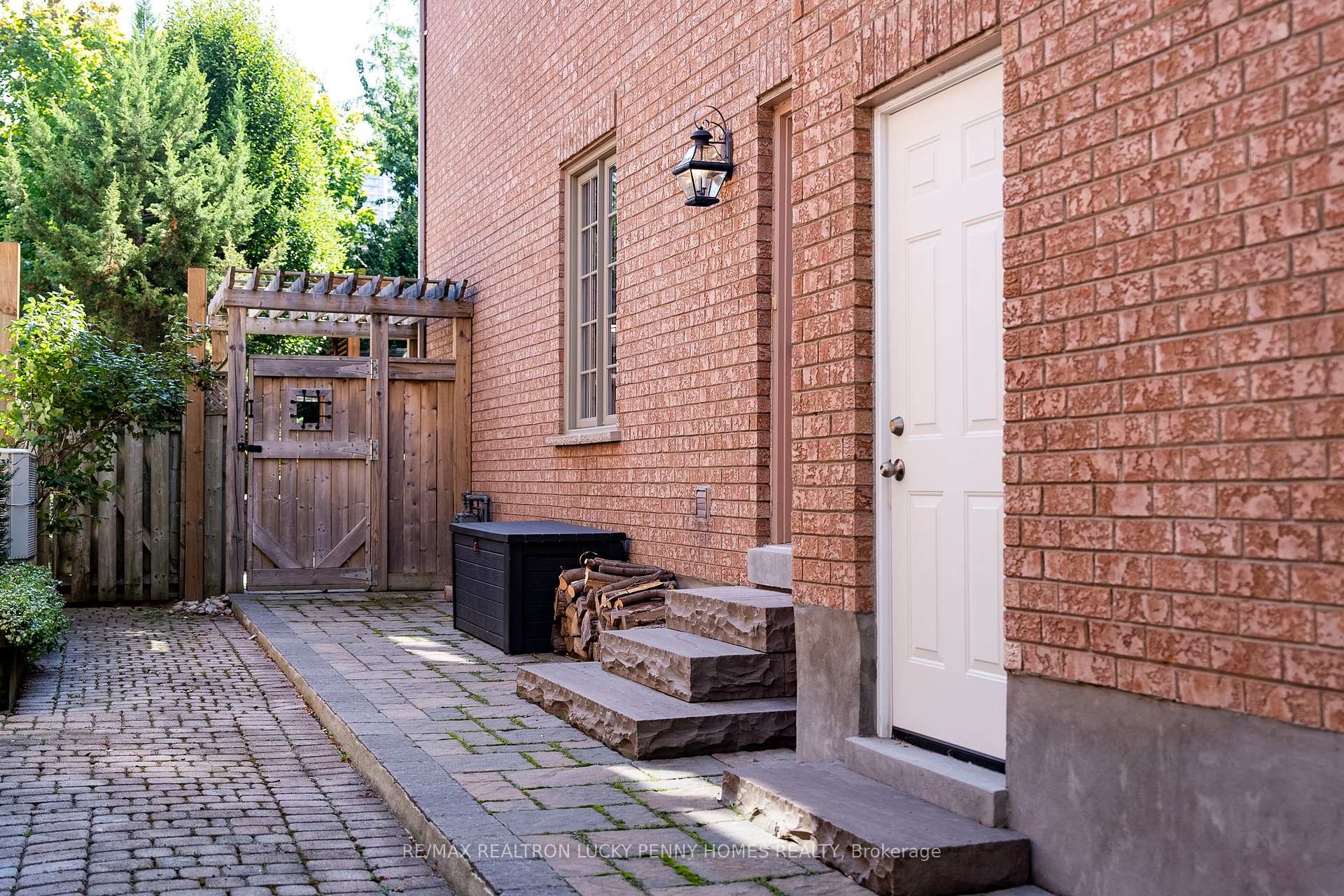 Photo 6 of 74 Braeside Square, Markham, Unionville — HOMEH