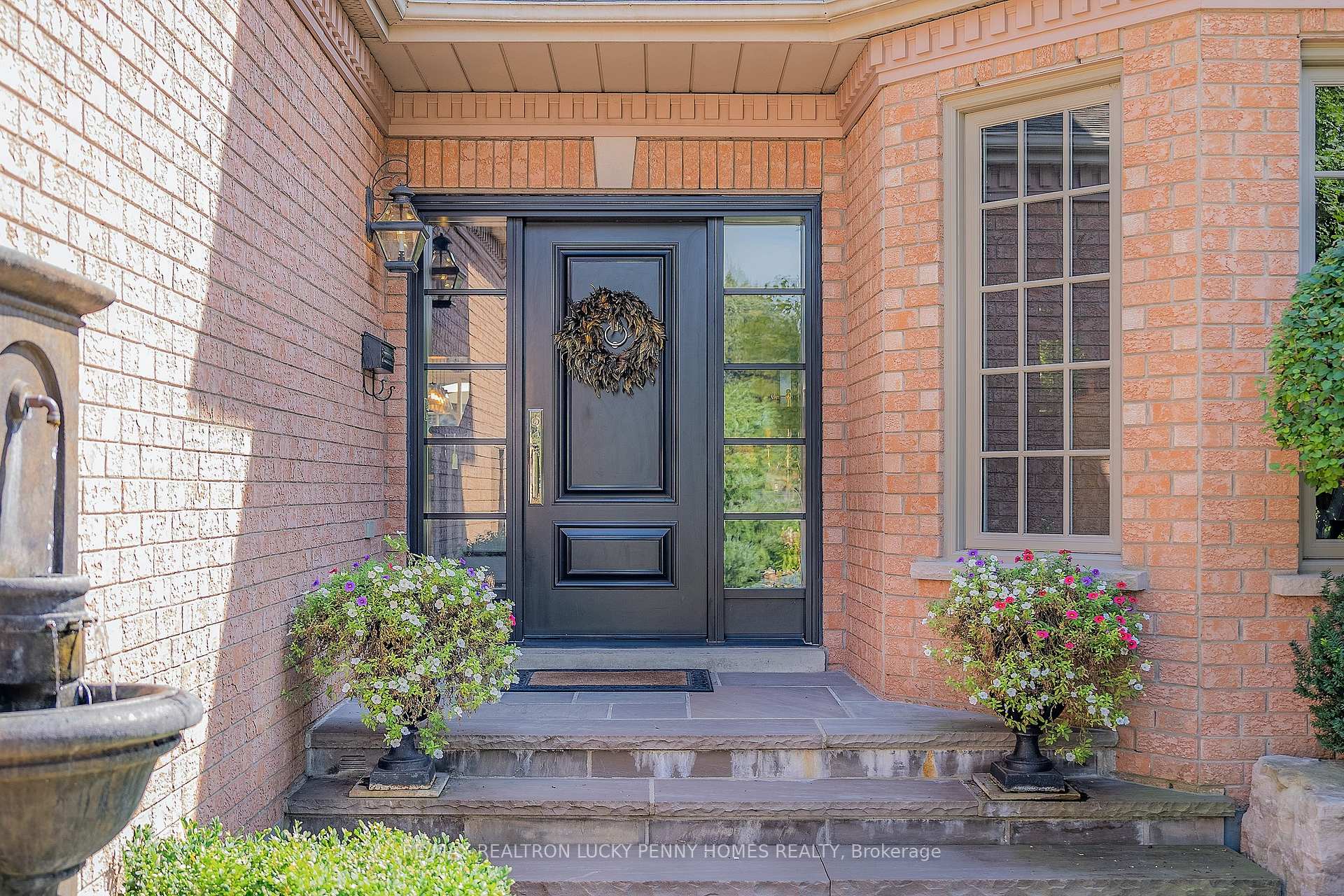 Photo 7 of 74 Braeside Square, Markham, Unionville — HOMEH