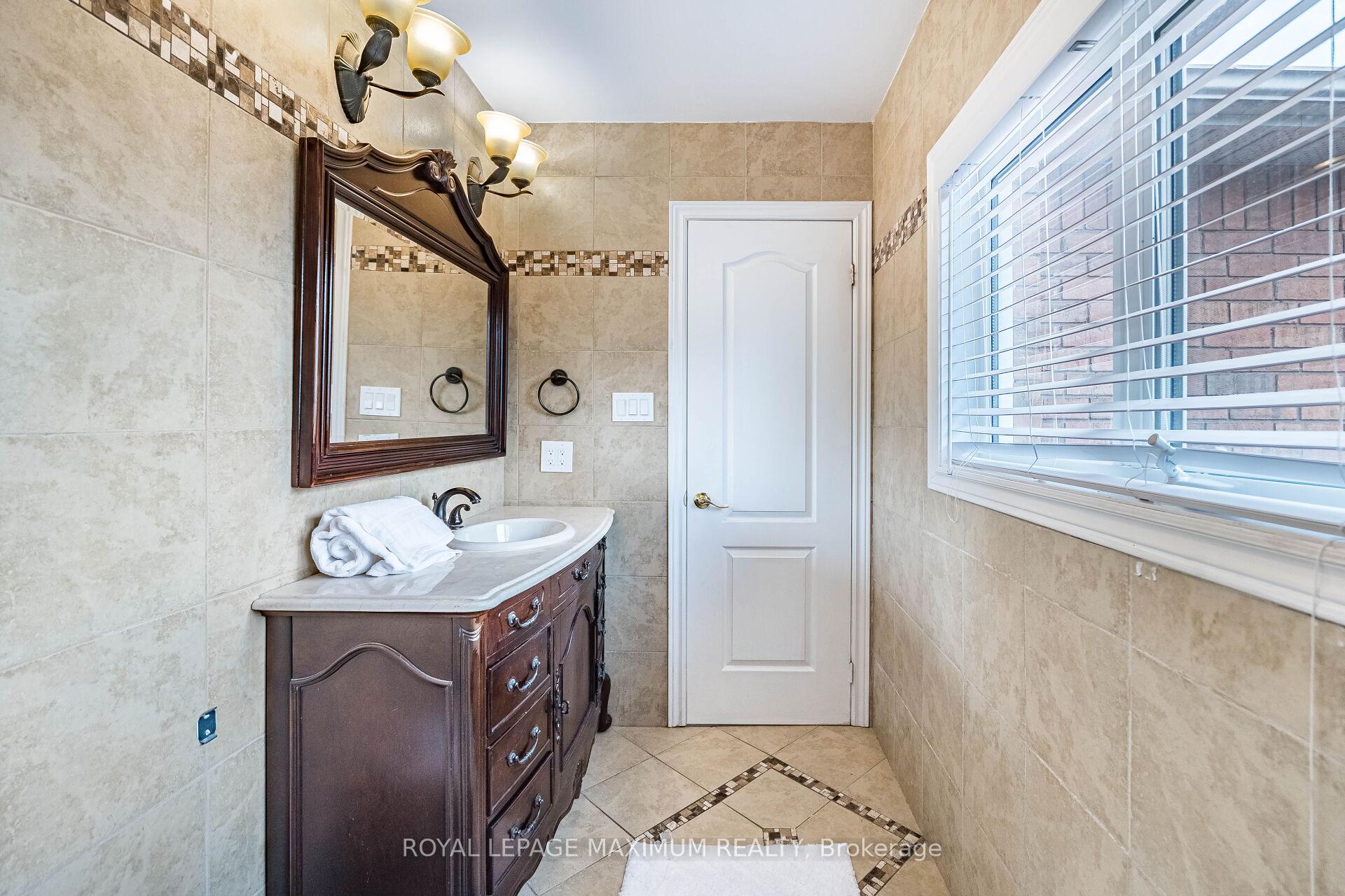 Photo 28 of 141 Panorama Crescent, Vaughan, Elder Mills — HOMEH