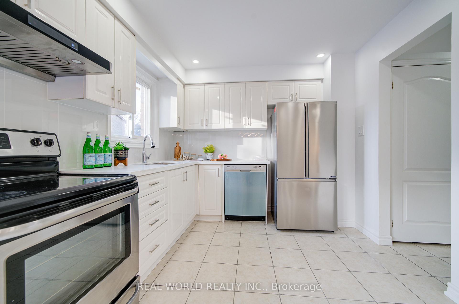 Photo 10 of 116 Appleby Crescent, Markham, Milliken Mills West — HOMEH