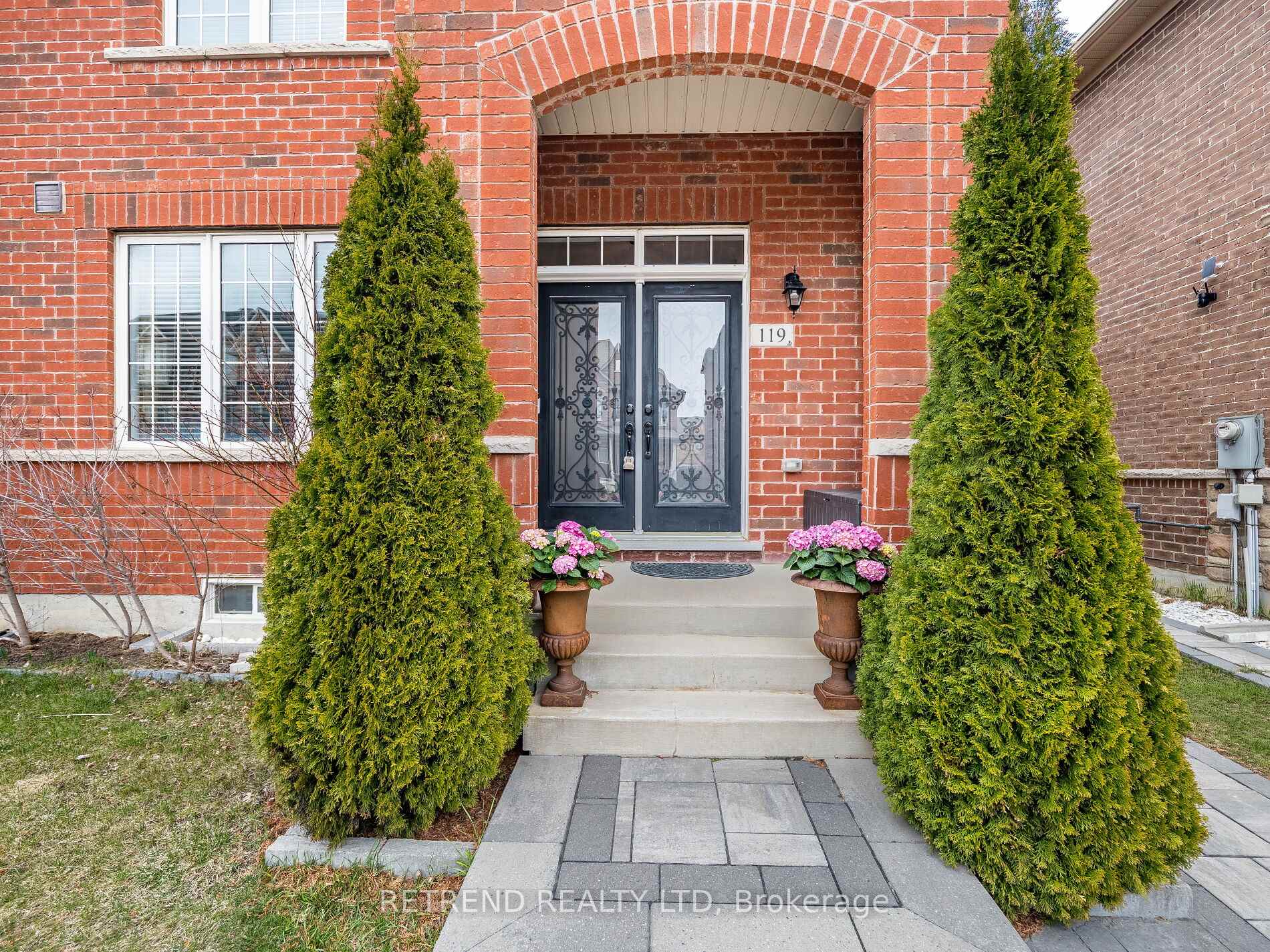 Photo 2 of 119 Barons Street, Vaughan, Kleinburg — HOMEH