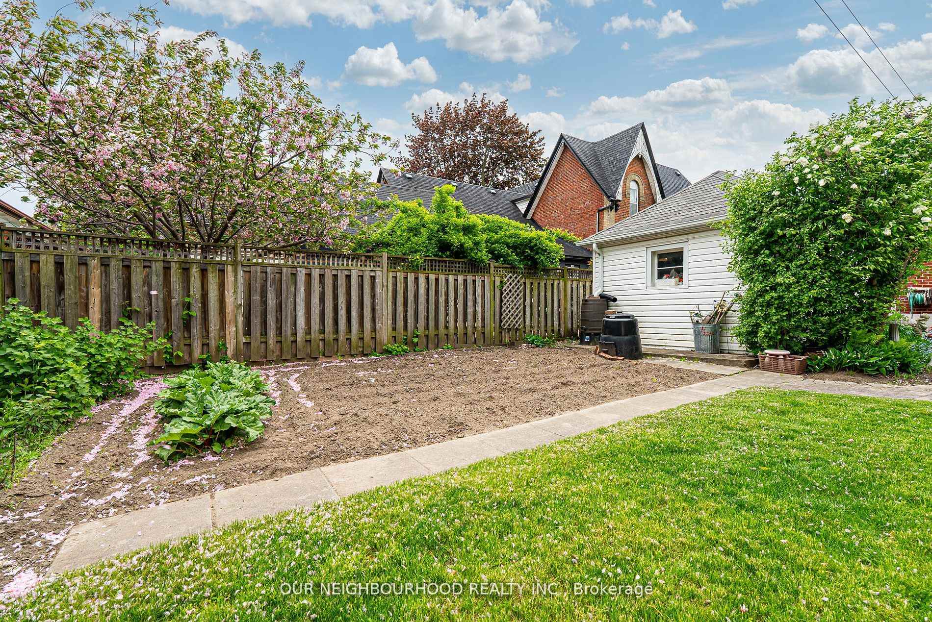 Photo 46 of 303 Byron Street N, Whitby, Downtown Whitby — HOMEH