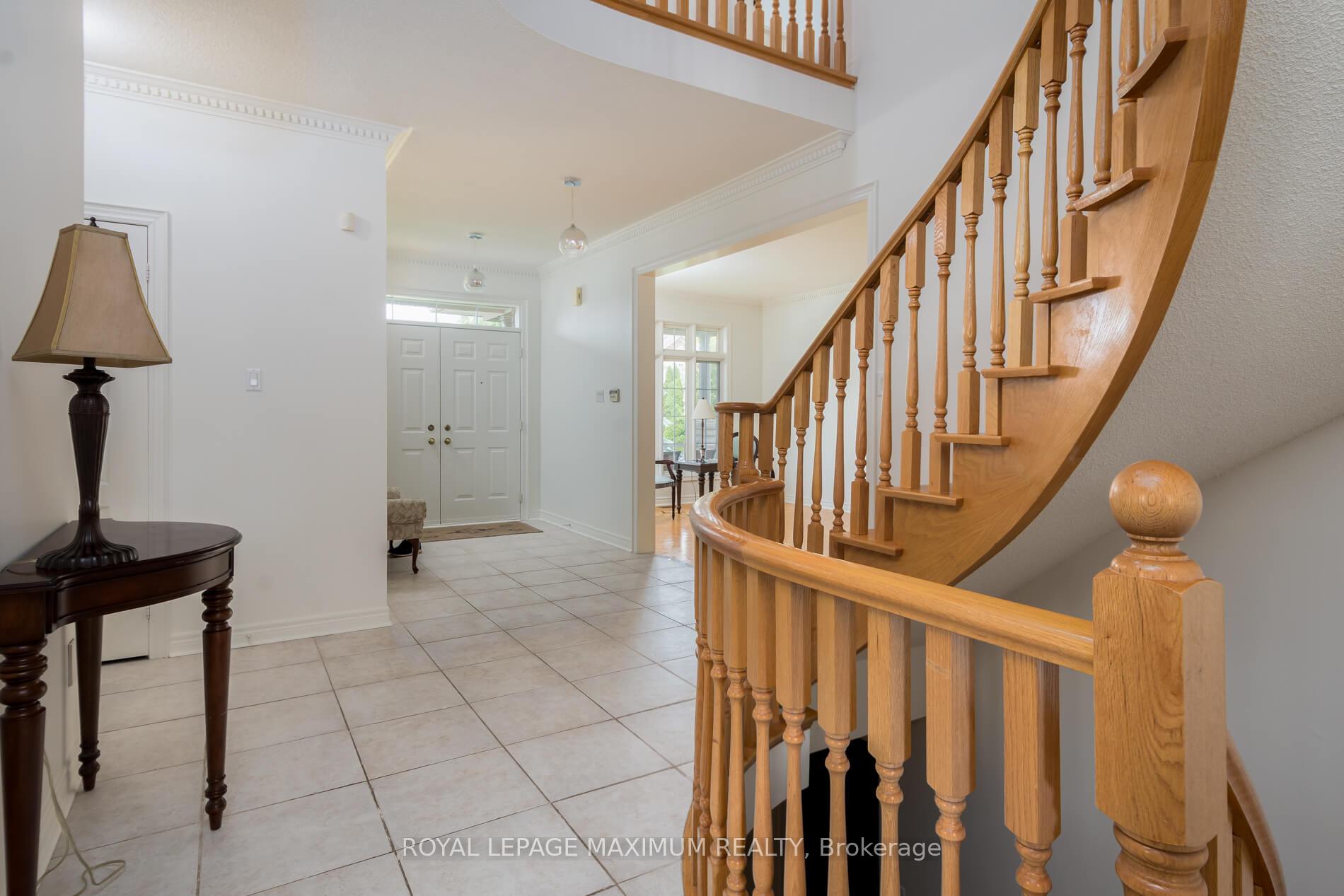 Photo 5 of 45 Windrose Court, Vaughan, East Woodbridge — HOMEH