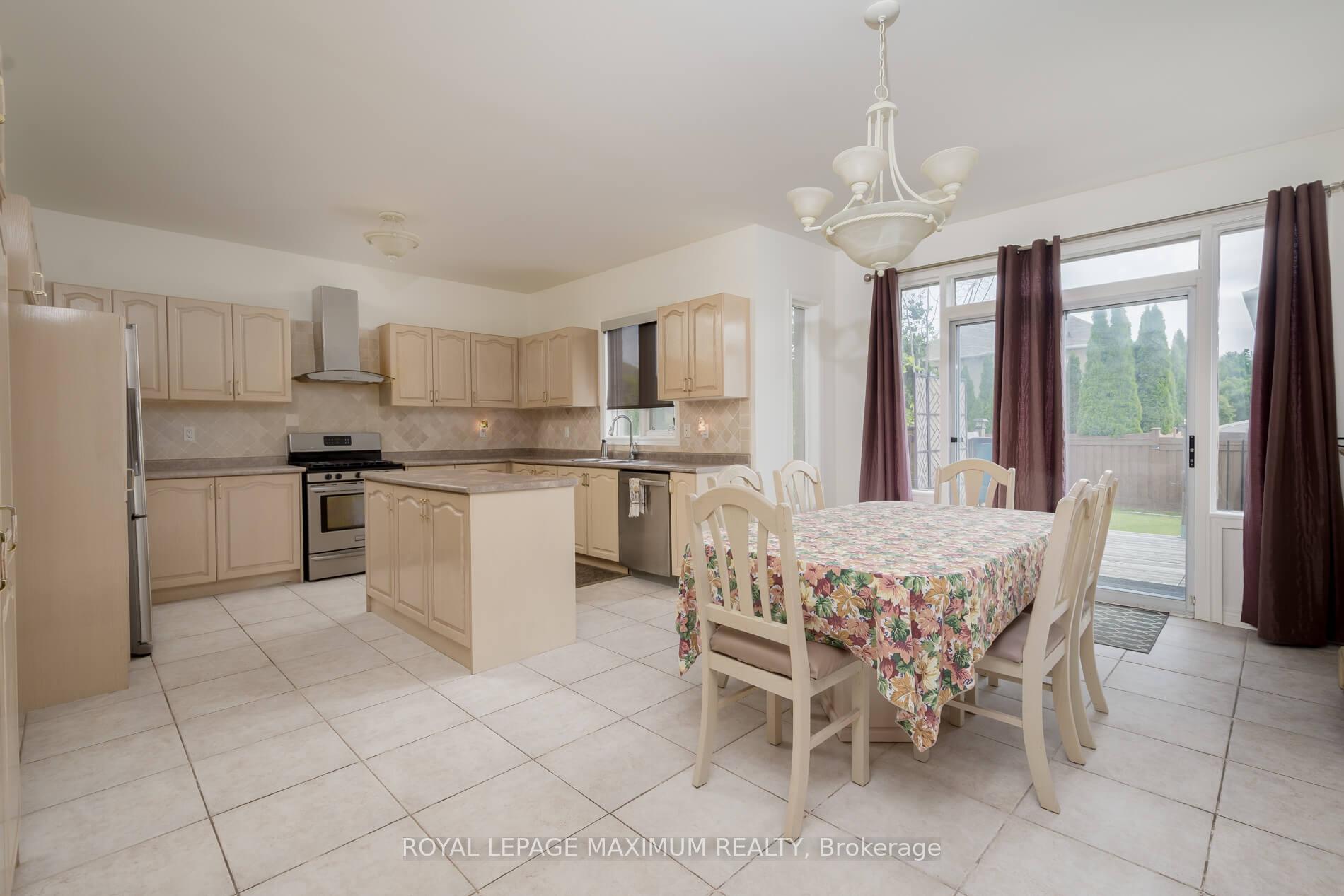 Photo 14 of 45 Windrose Court, Vaughan, East Woodbridge — HOMEH