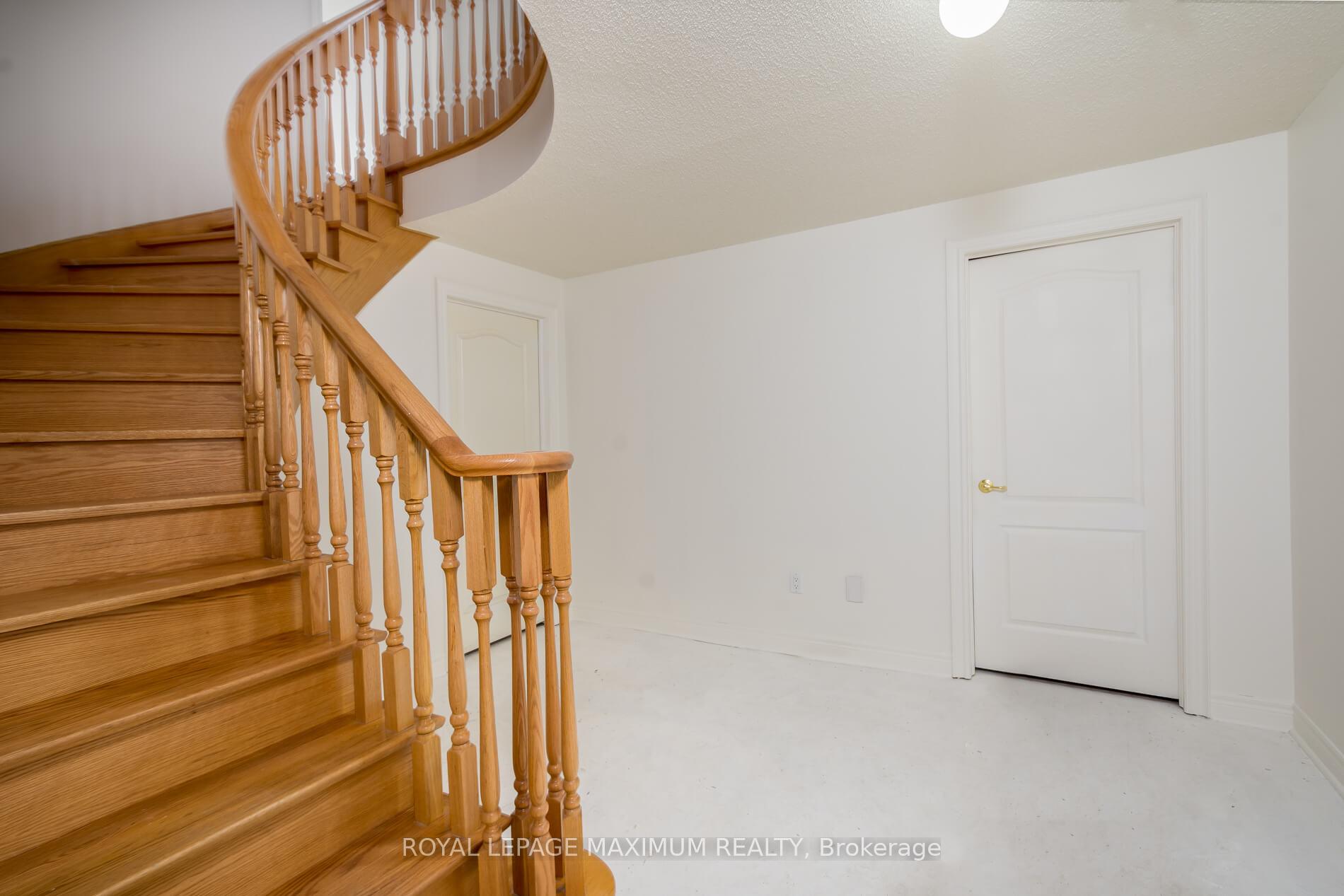 Photo 32 of 45 Windrose Court, Vaughan, East Woodbridge — HOMEH