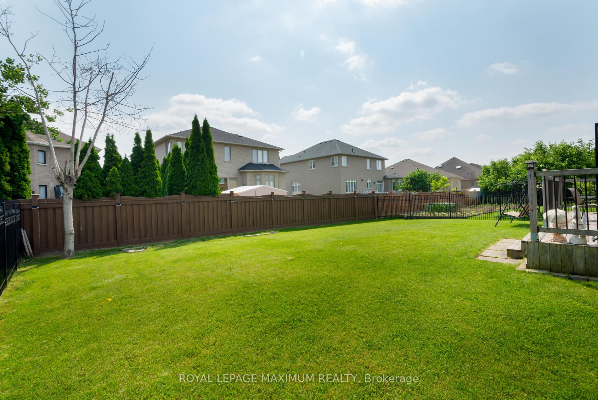 Photo 38 of 45 Windrose Court, Vaughan, East Woodbridge — HOMEH