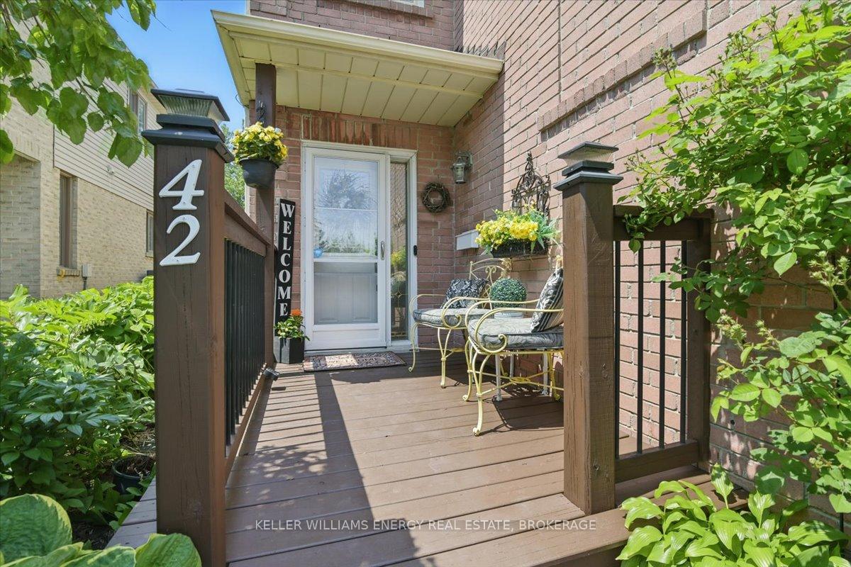 Photo 4 of 42 Pinebrook Crescent, Whitby, Williamsburg — HOMEH
