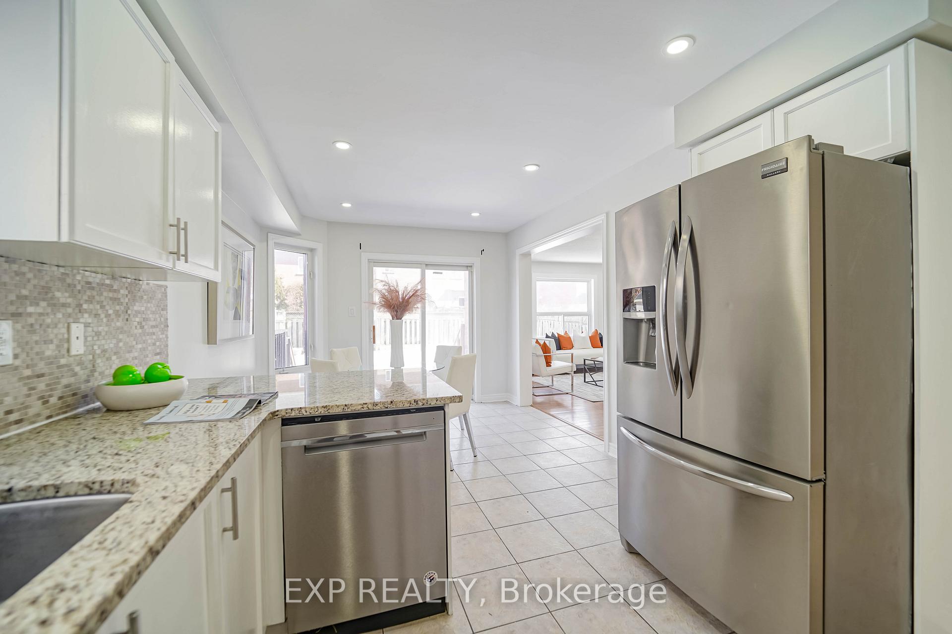 Photo 5 of 35 Ball Crescent, Whitby, Williamsburg — HOMEH