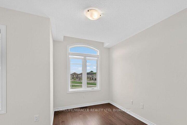 Photo 2 of 11 Phoenix Boulevard, Barrie, Rural Barrie Southeast — HOMEH