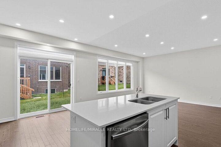 Photo 18 of 11 Phoenix Boulevard, Barrie, Rural Barrie Southeast — HOMEH