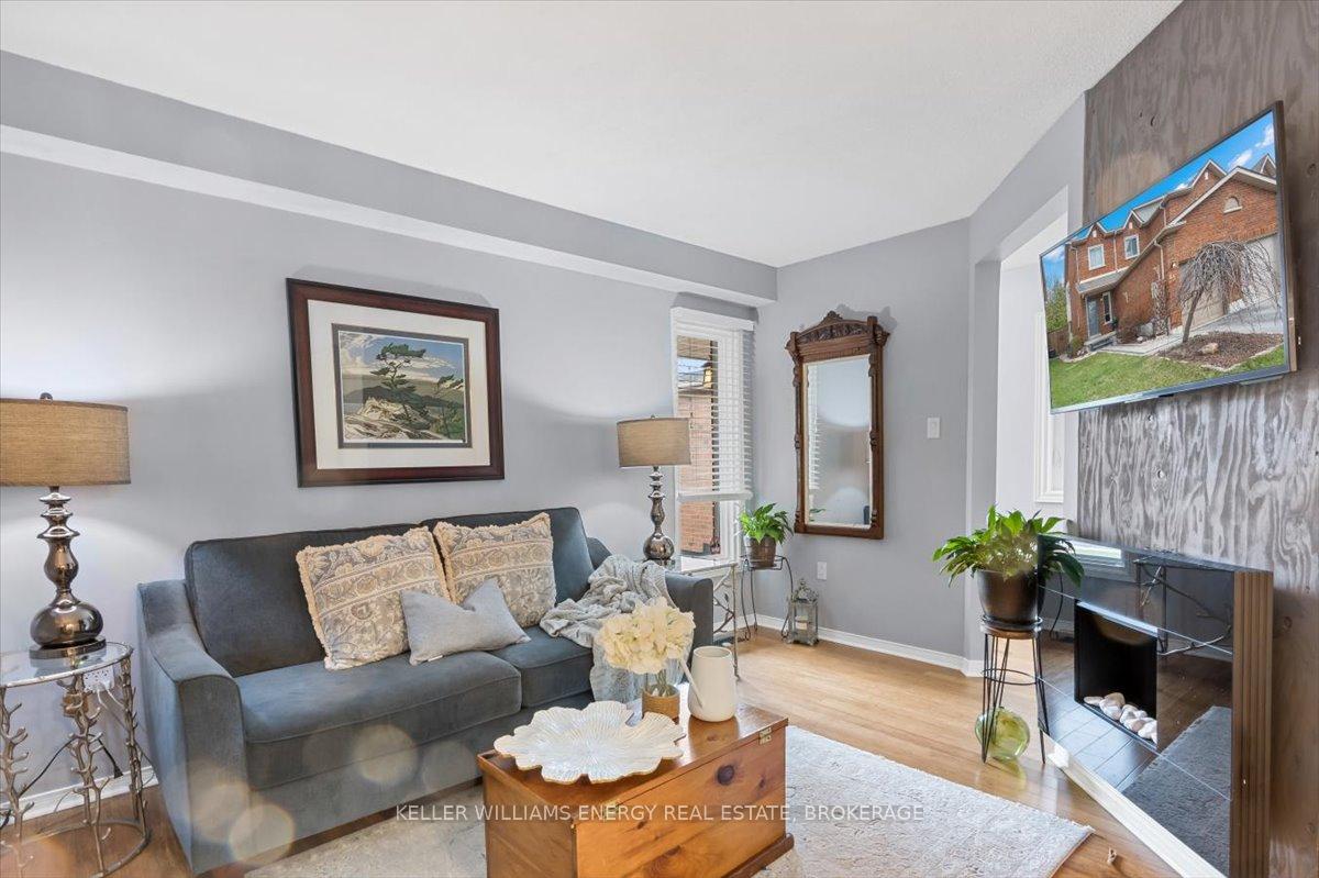 Photo 8 of 63 Fulton Crescent, Whitby, Williamsburg — HOMEH